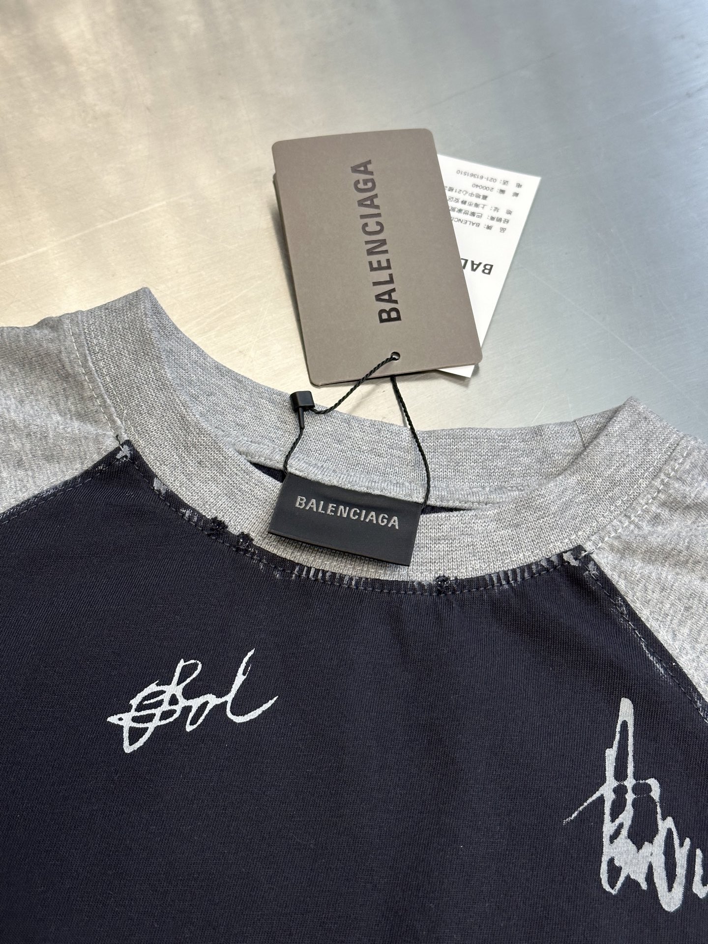 Balenciaga Men's Banana Raglan Oversized T-shirt in Black Faded (850419TTVE21041）