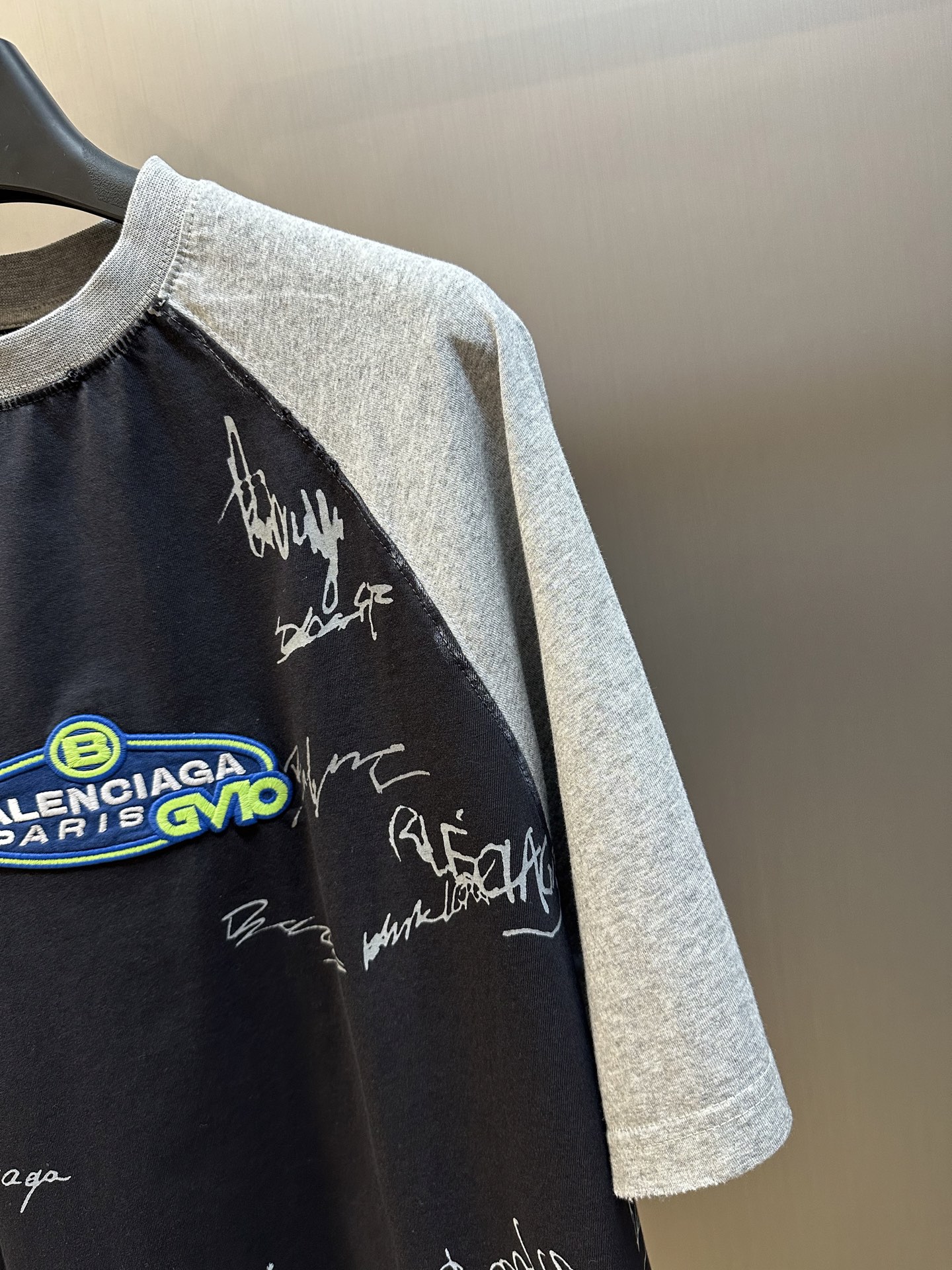 Balenciaga Men's Banana Raglan Oversized T-shirt in Black Faded (850419TTVE21041）