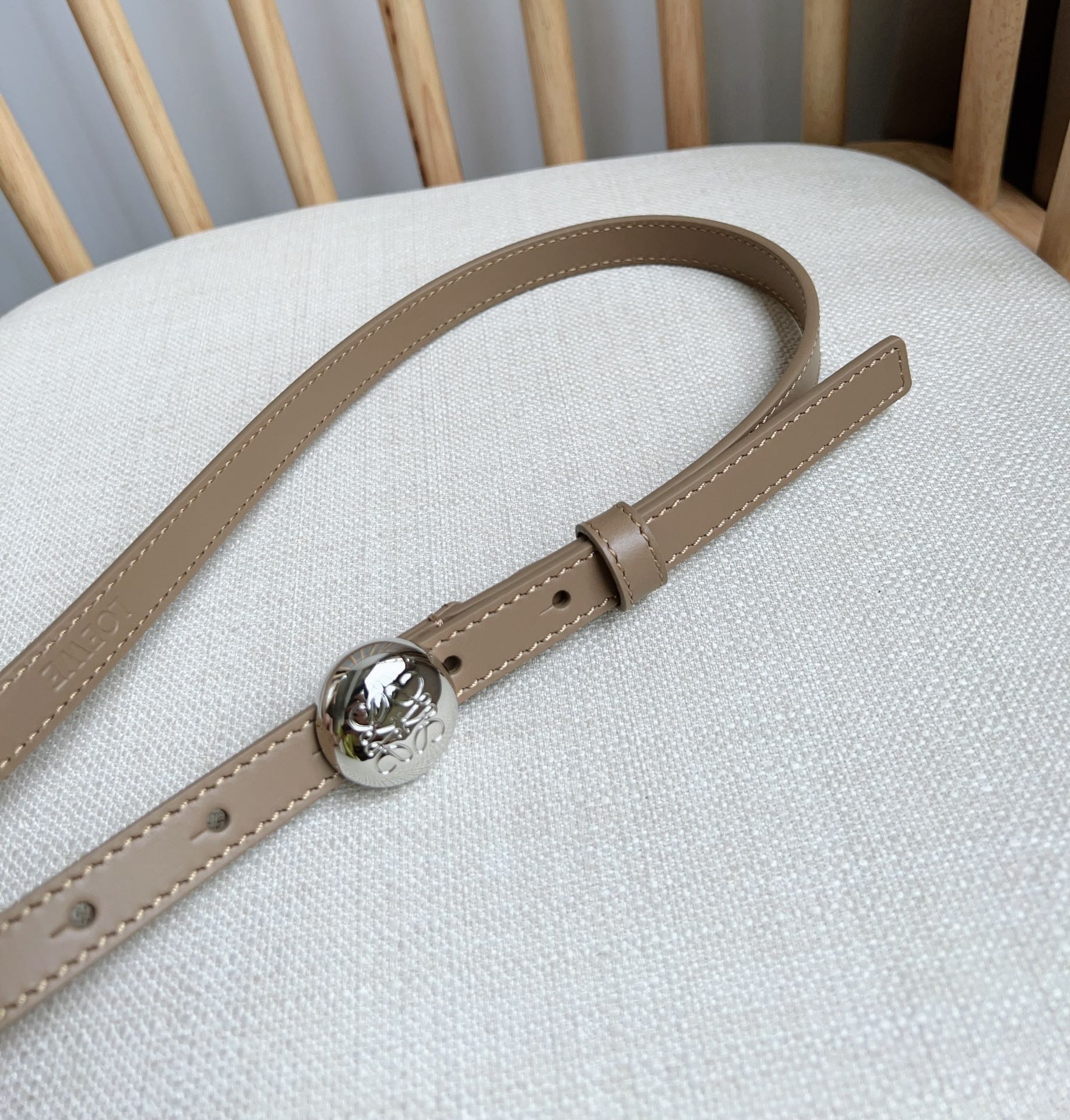 LOEWE 'Lettering' logo belt Loewe Pebble belt in smooth calfskin（E619Z16X173777）