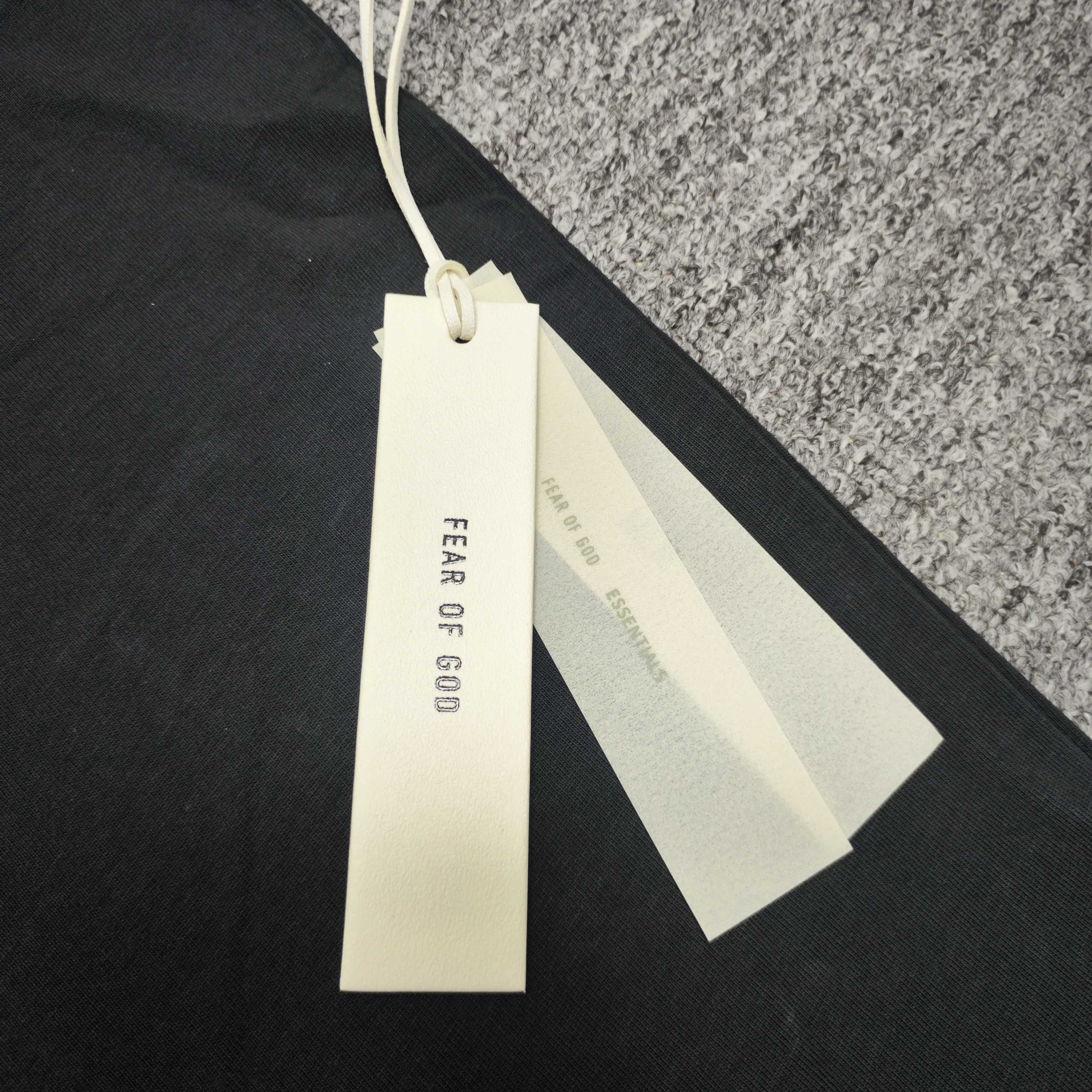 Fear of God Essentials 90s Tee（125HO254472F）