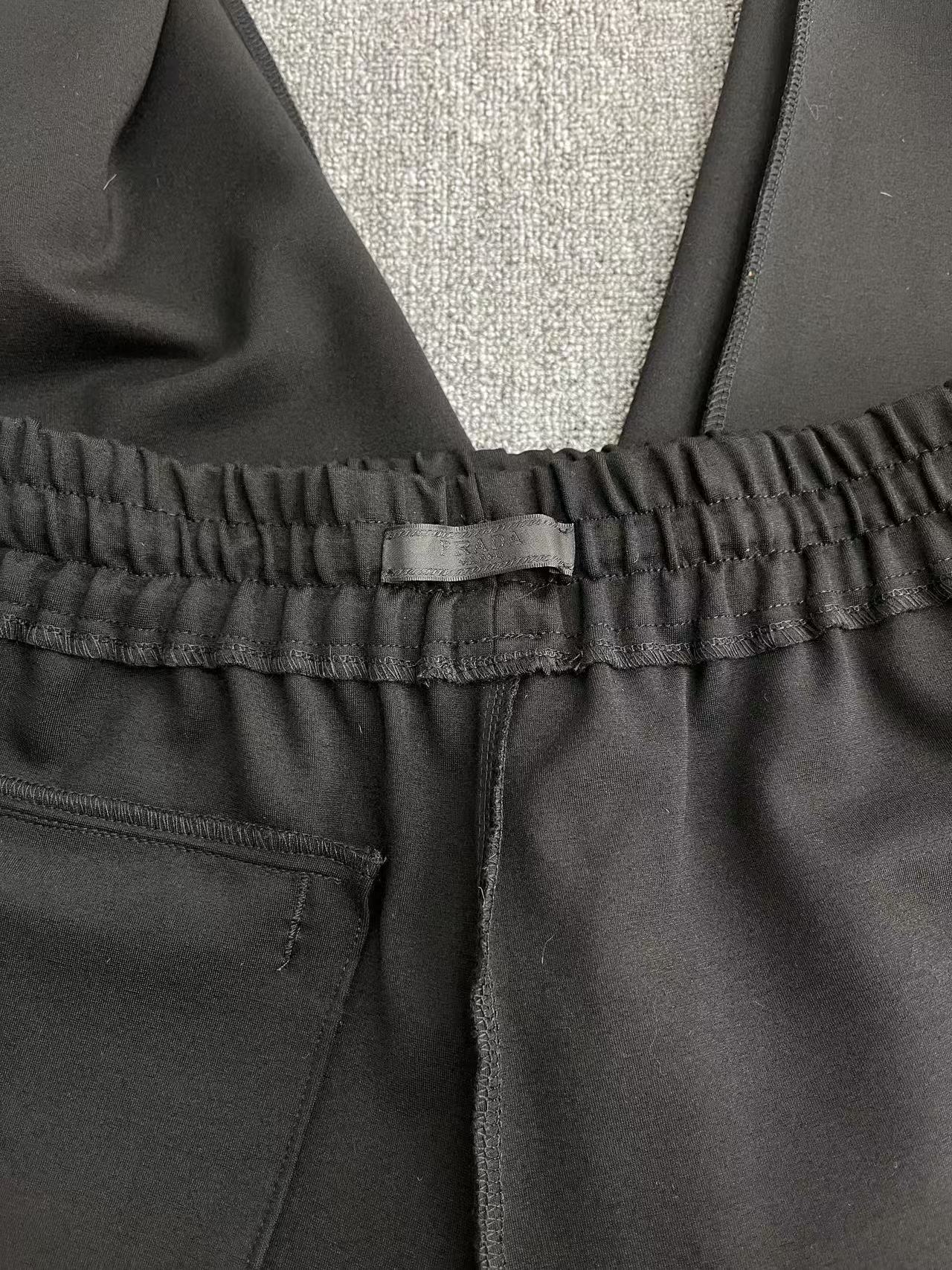 PRADA Cotton fleece joggers with Re-Nylon details（UJP249-11JE-F0806-S-OOO）