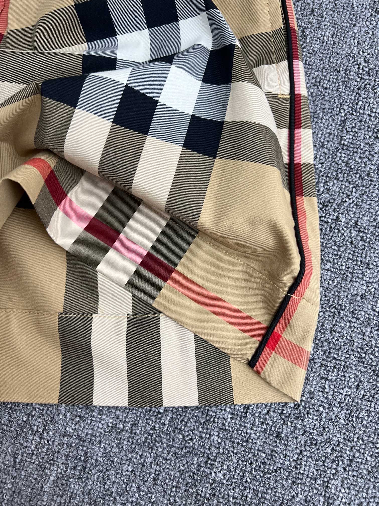 Burberry Check Cotton Shorts in Archive beige（80710911）