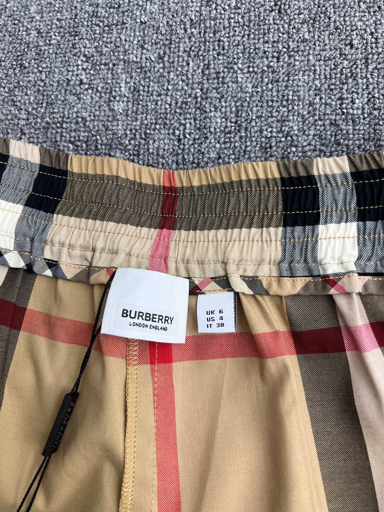 Burberry Check Cotton Shorts in Archive beige（80710911）