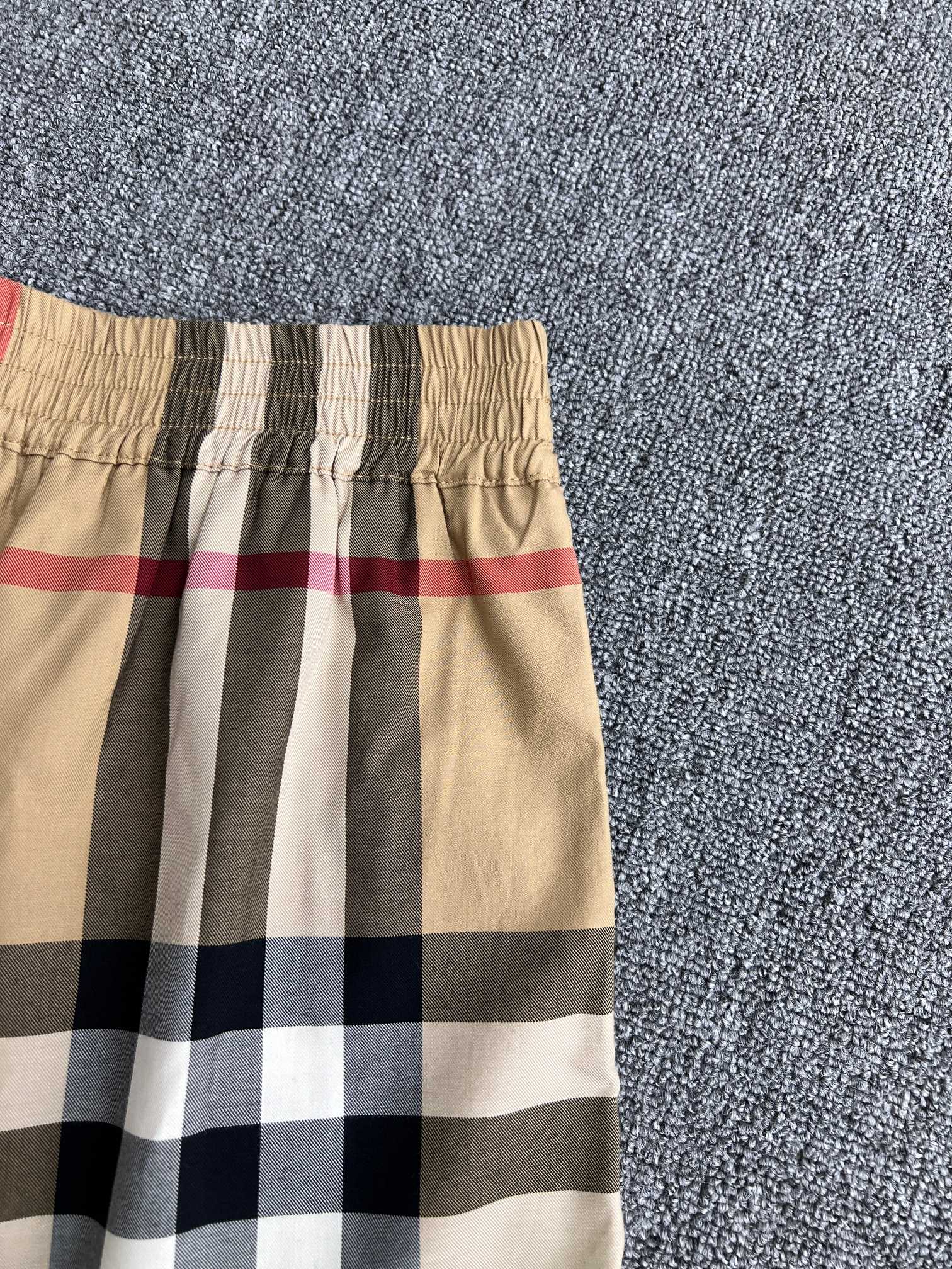 Burberry Check Cotton Shorts in Archive beige（80710911）