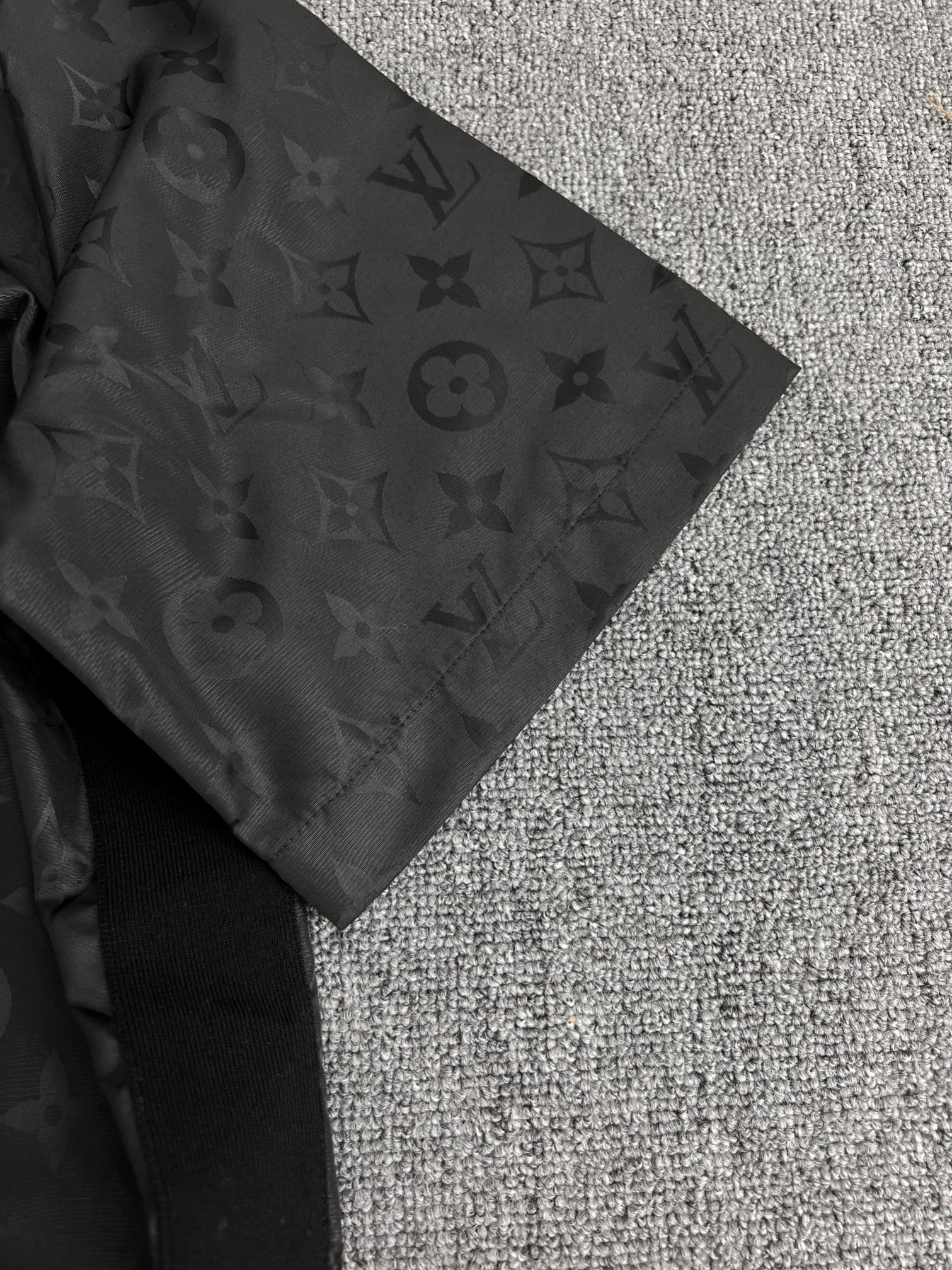 Louis Vuitton Men's Monogram Moire Jacquard Short-Sleeved Silk Shirt "Noir"（1AGTOZ）