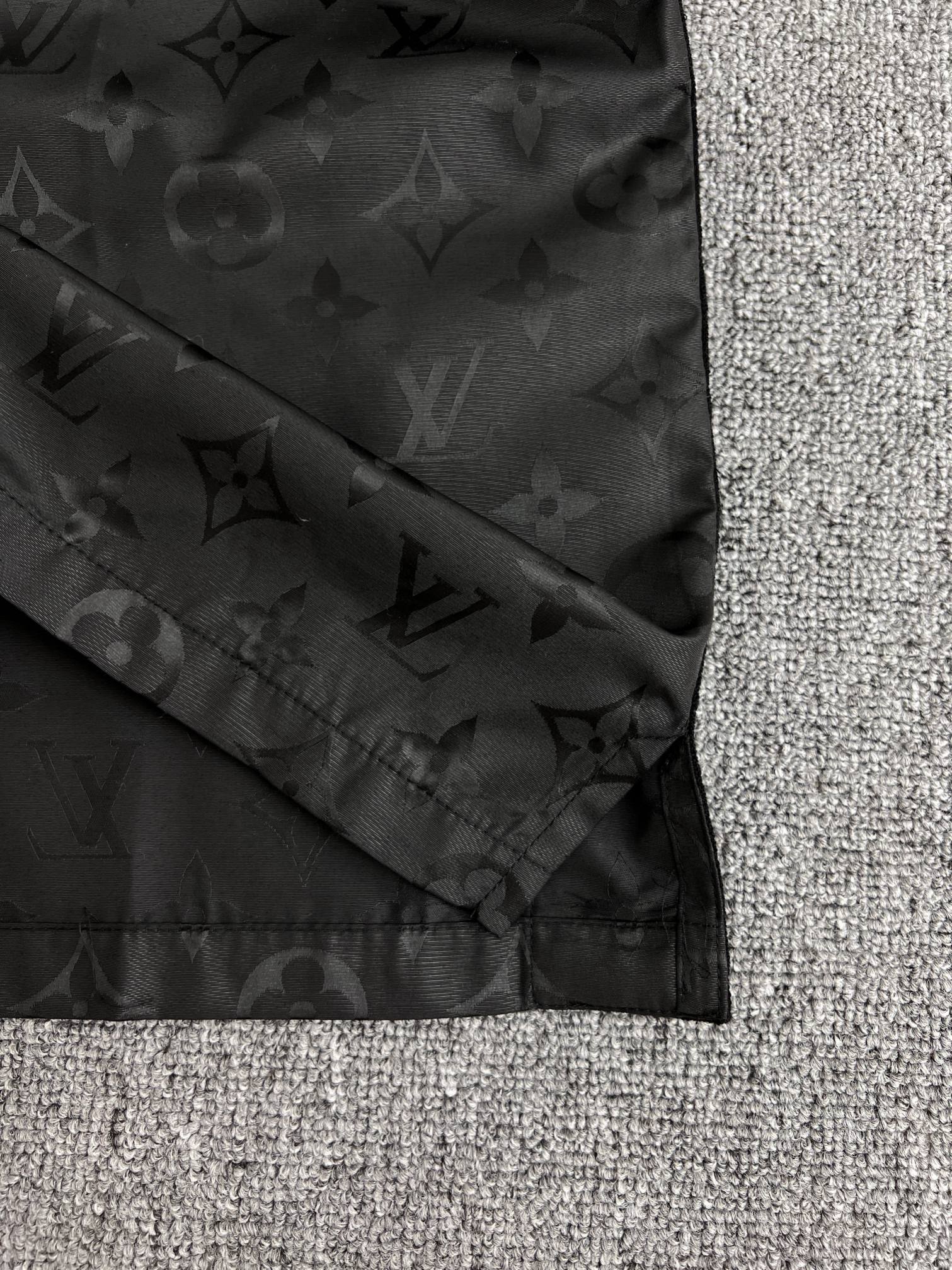 Louis Vuitton Men's Monogram Moire Jacquard Short-Sleeved Silk Shirt "Noir"（1AGTOZ）