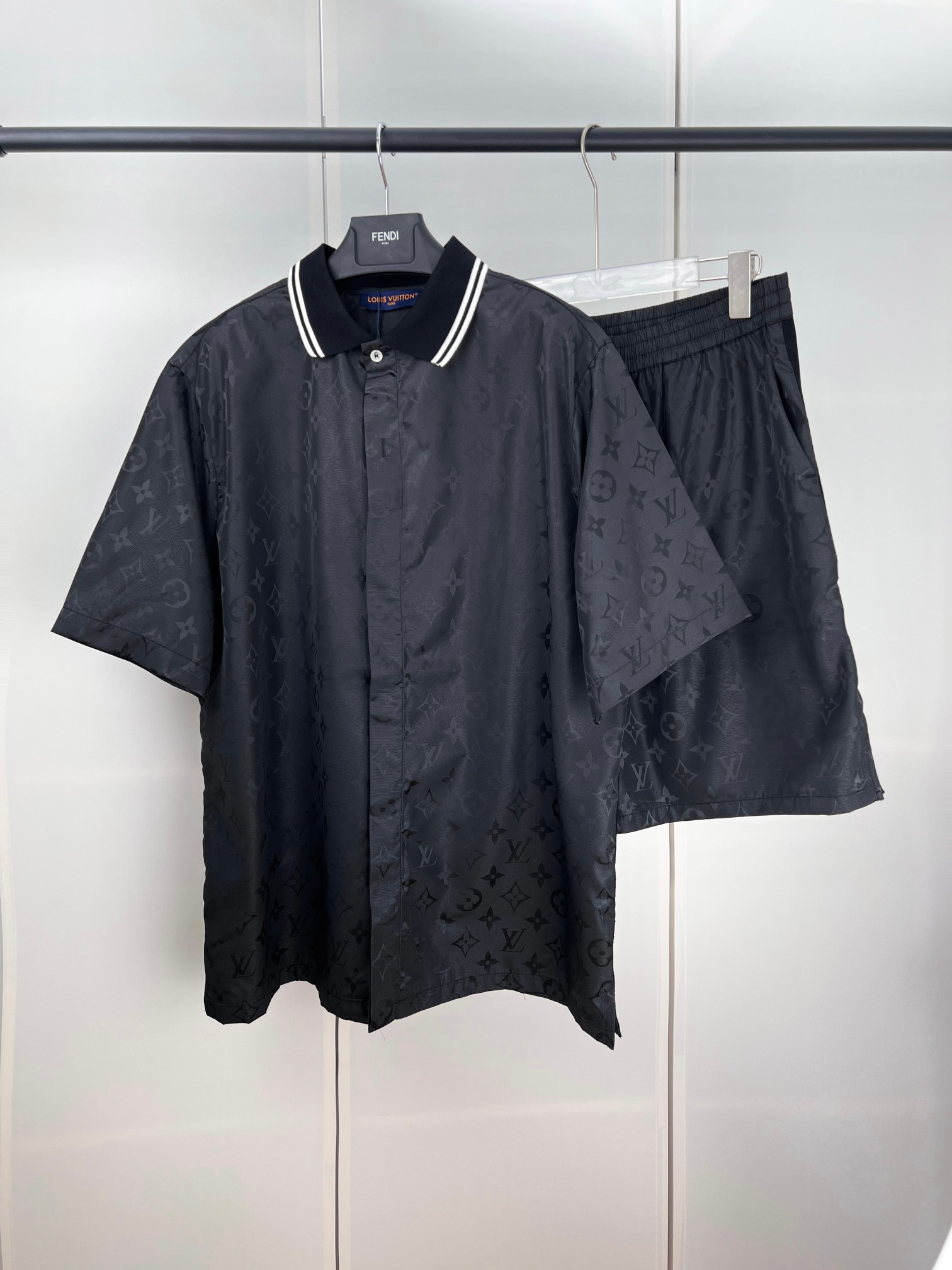 Louis Vuitton Men's Monogram Moire Jacquard Short-Sleeved Silk Shirt "Noir"（1AGTOZ）