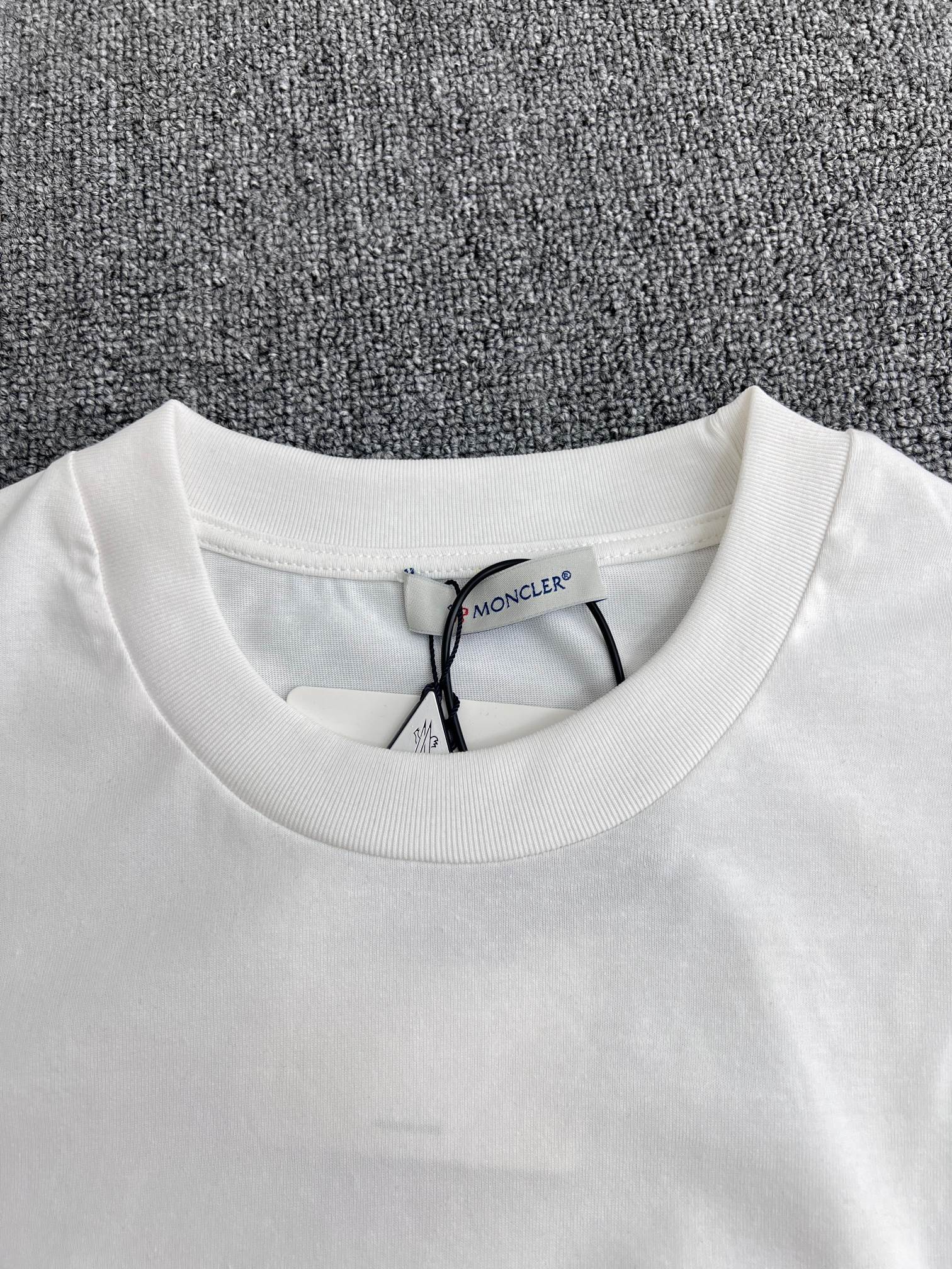 Moncler monogram cotton t-shirt（J20918C000218390T999）