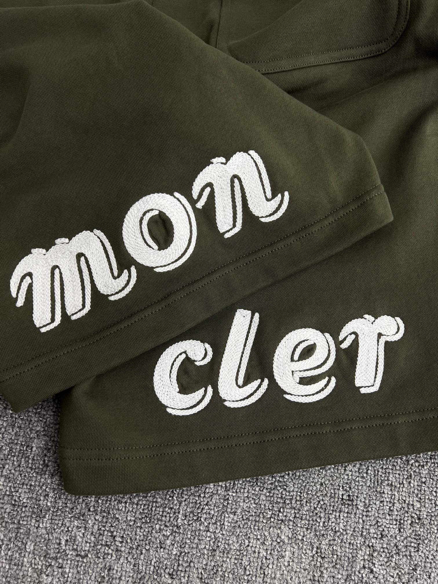 Moncler x mercedes by nigo Shorts（K14018H0000189AWV816）