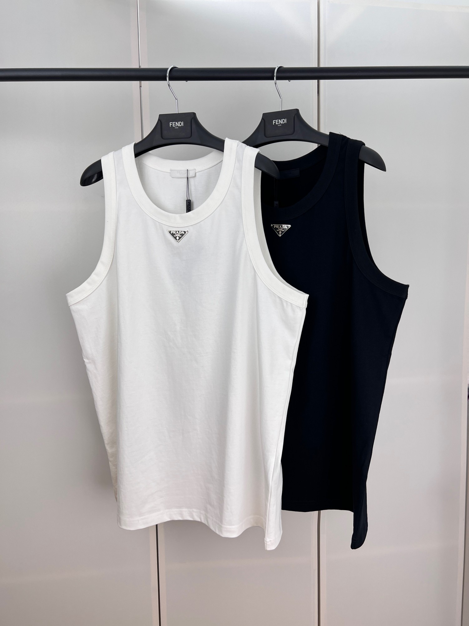 Prada Cotton Tank Top With Enameled Metal Triangle Logo (UJT109-11ZM-F0002-S-222）