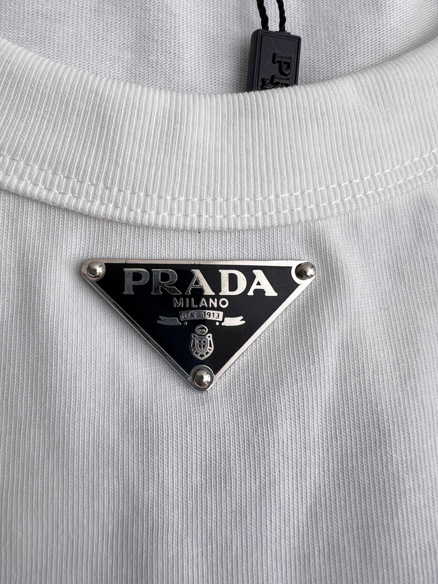 Prada Cotton Tank Top With Enameled Metal Triangle Logo (UJT109-11ZM-F0002-S-222）