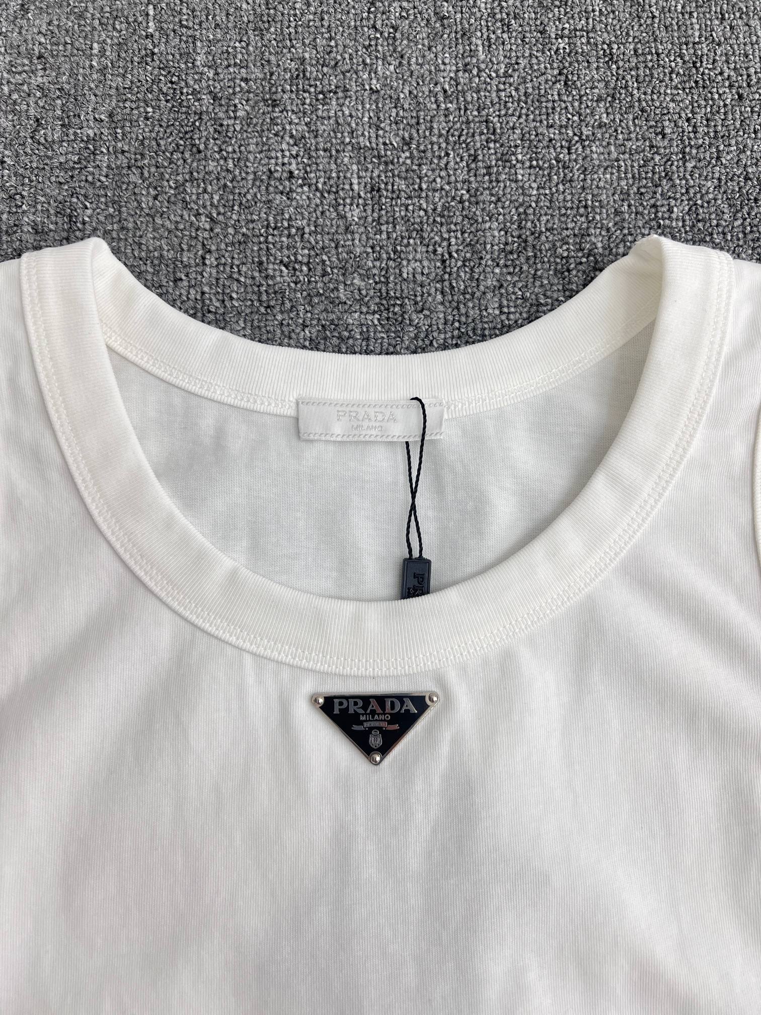 Prada Cotton Tank Top With Enameled Metal Triangle Logo (UJT109-11ZM-F0002-S-222）