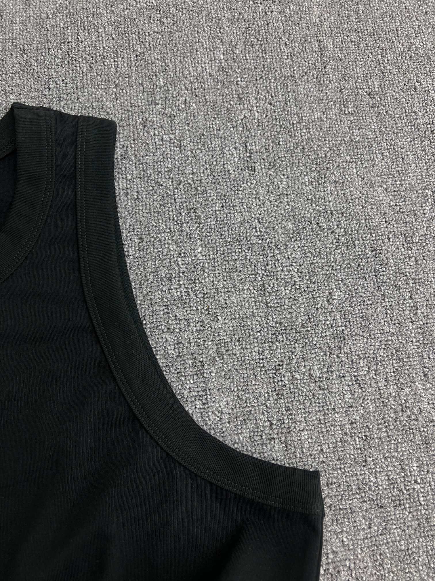 Prada Cotton Tank Top With Enameled Metal Triangle Logo (UJT109-11ZM-F0002-S-222）