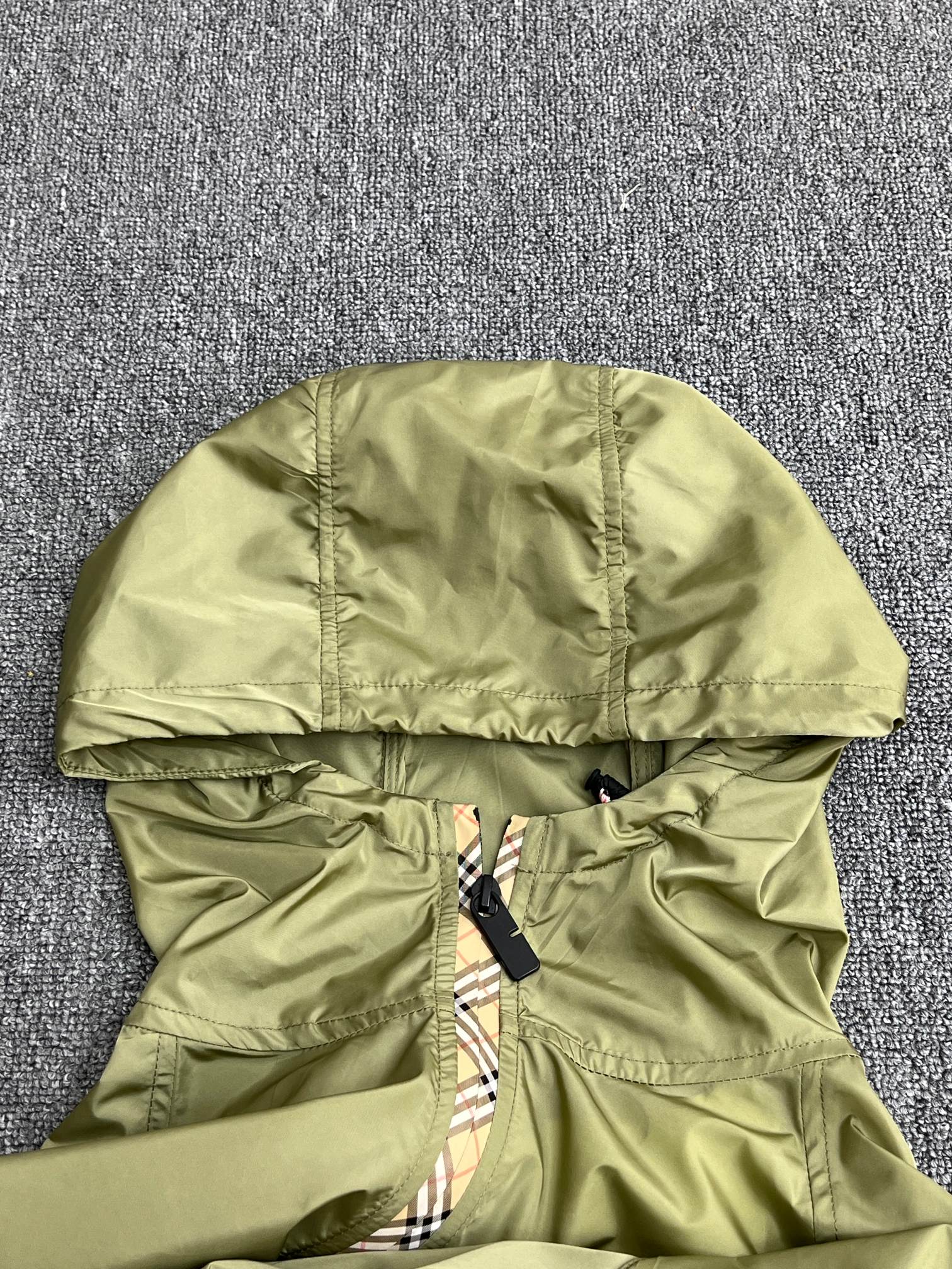 BURBERRY Nylon jacket with EKD patch（8110992C2982）