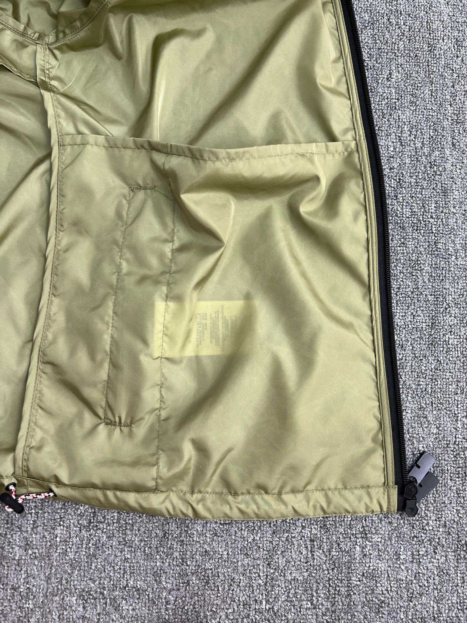 BURBERRY Nylon jacket with EKD patch（8110992C2982）