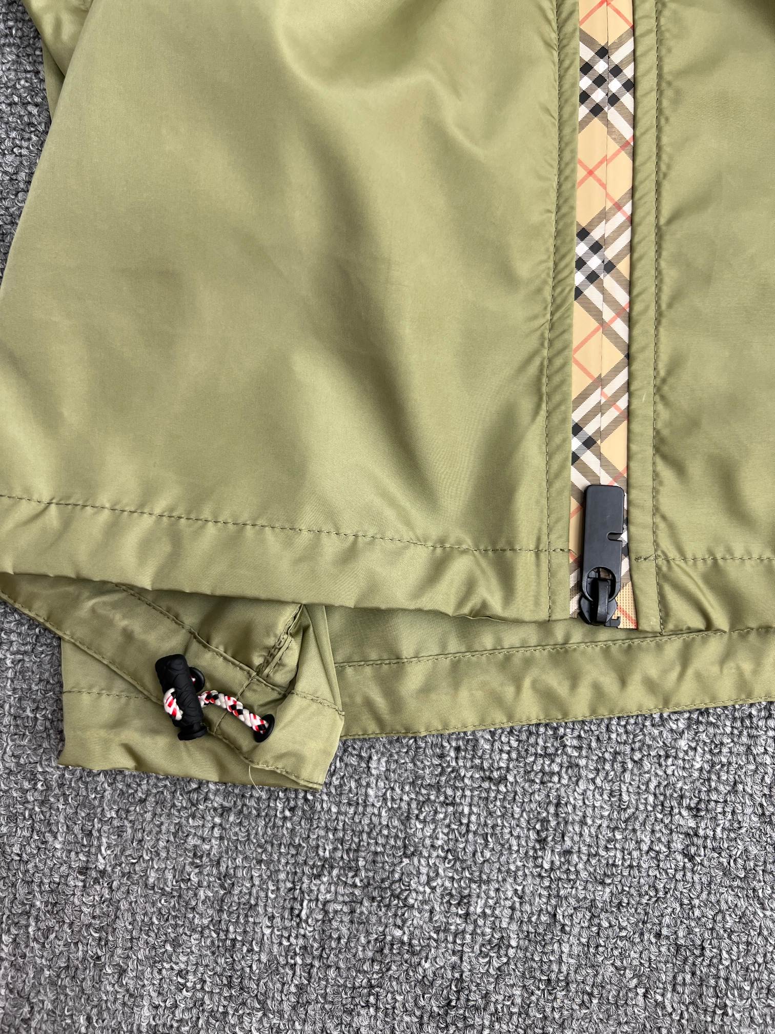 BURBERRY Nylon jacket with EKD patch（8110992C2982）