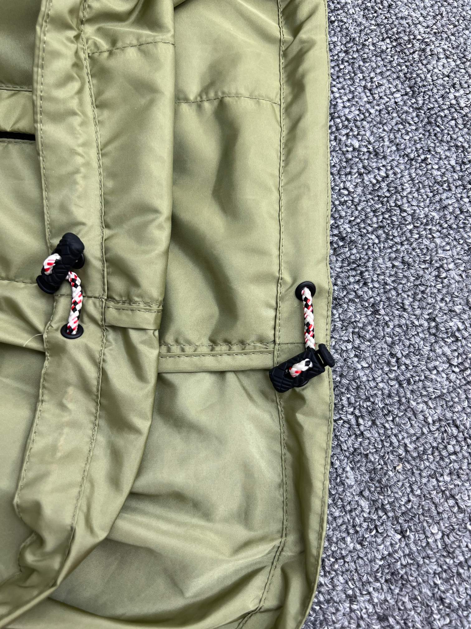 BURBERRY Nylon jacket with EKD patch（8110992C2982）