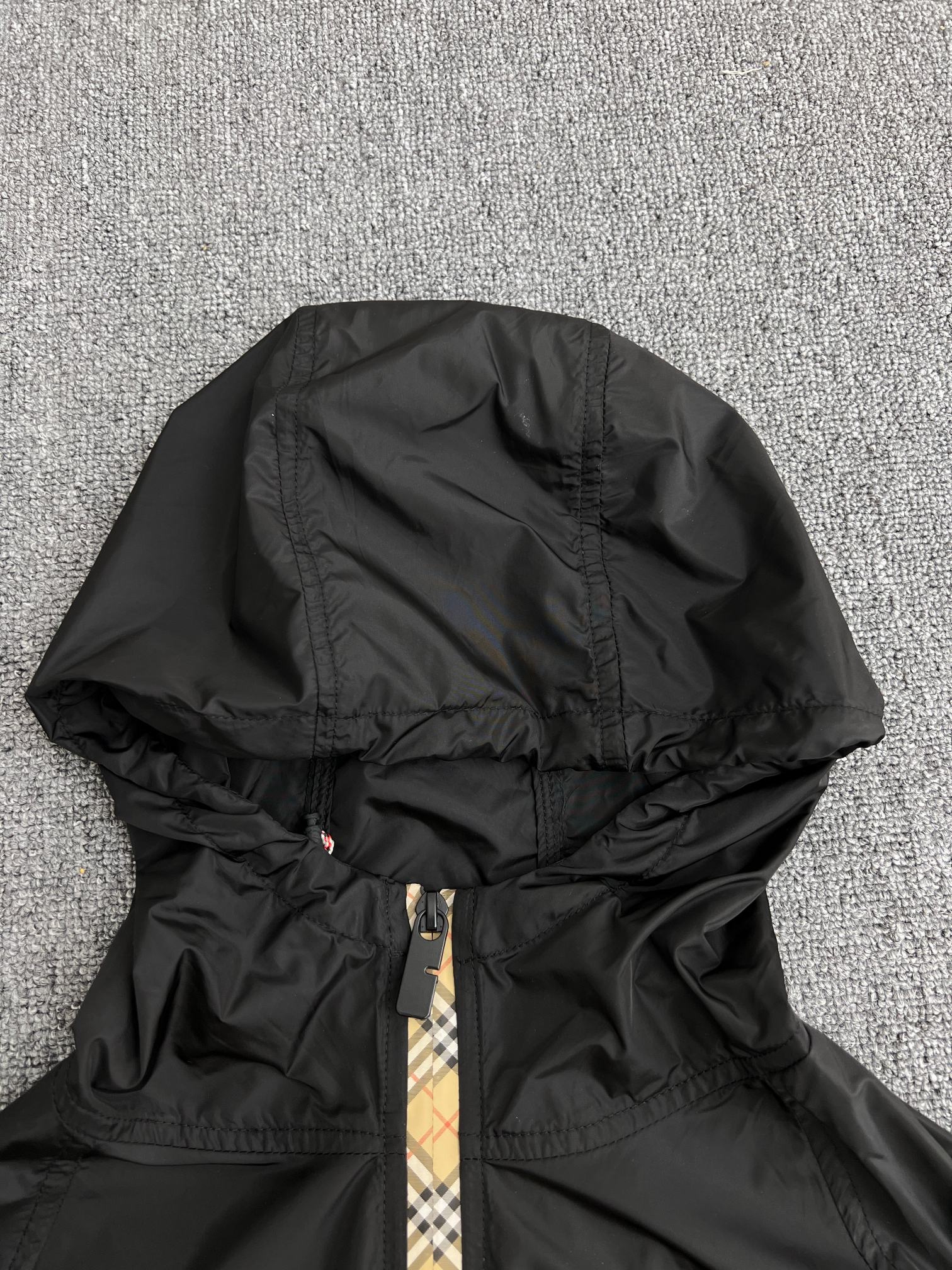 BURBERRY Nylon jacket with EKD patch（8110992C2982）