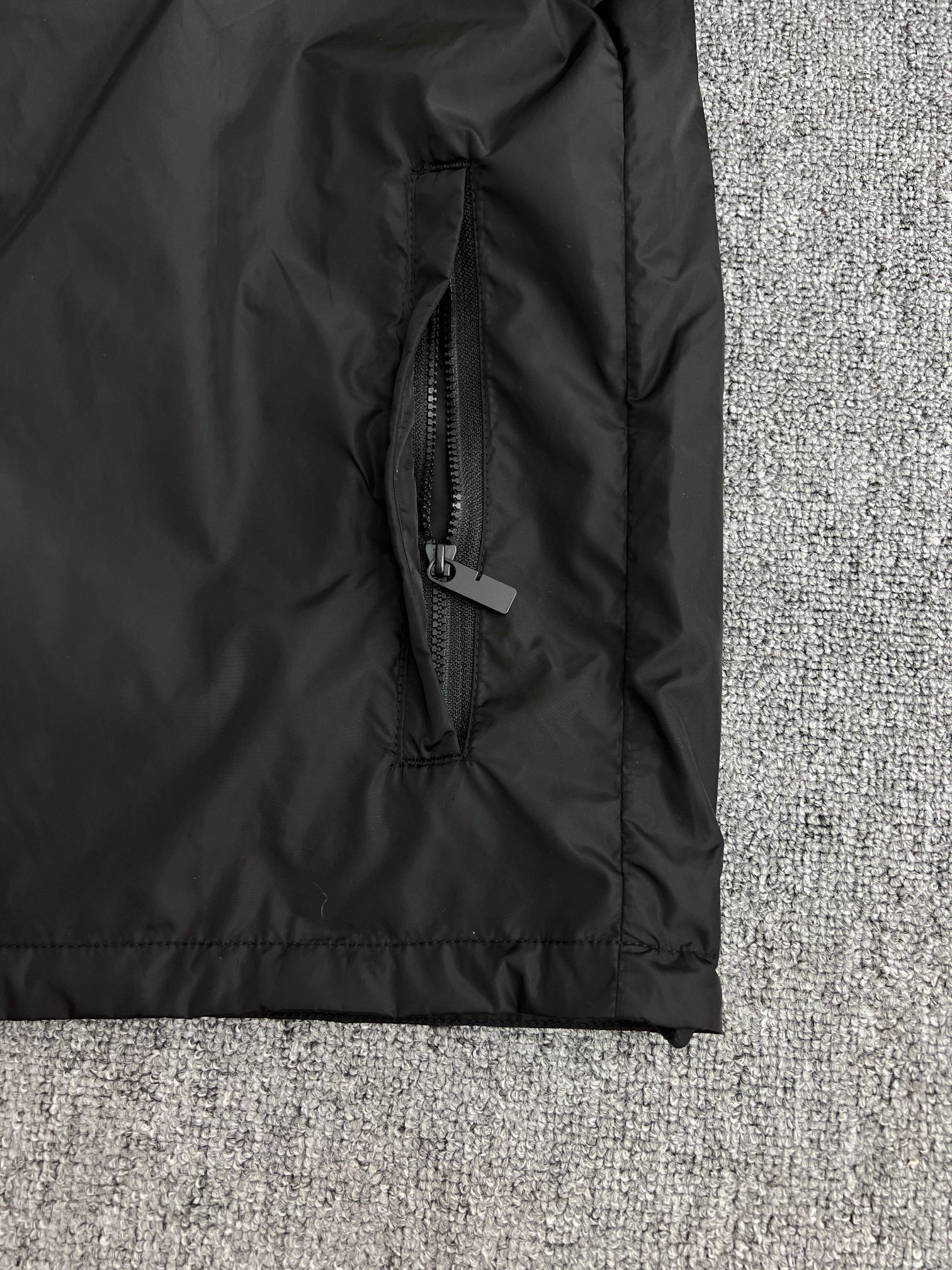 BURBERRY Nylon jacket with EKD patch（8110992C2982）