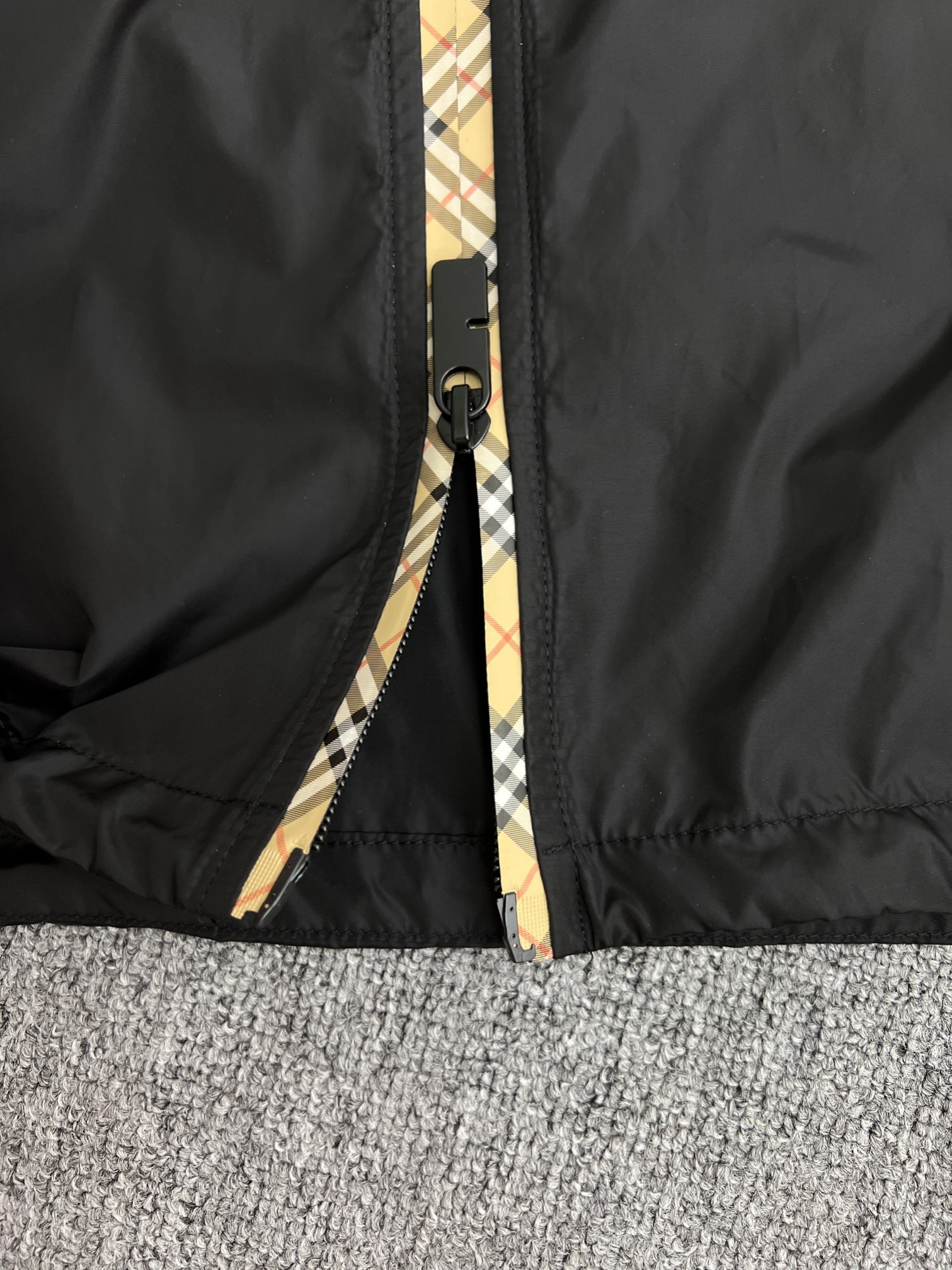 BURBERRY Nylon jacket with EKD patch（8110992C2982）