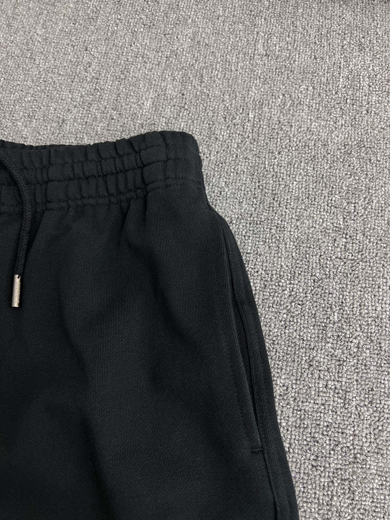 BURBERRY Knight's Seal Cotton Shorts（81104951）