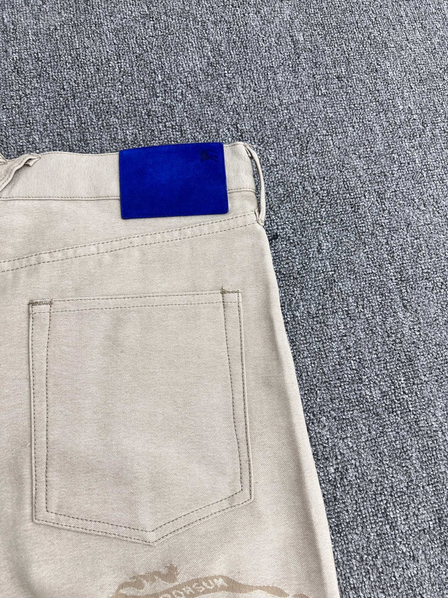 BURBERRY EKD Denim Shorts in Rubble（81055501）