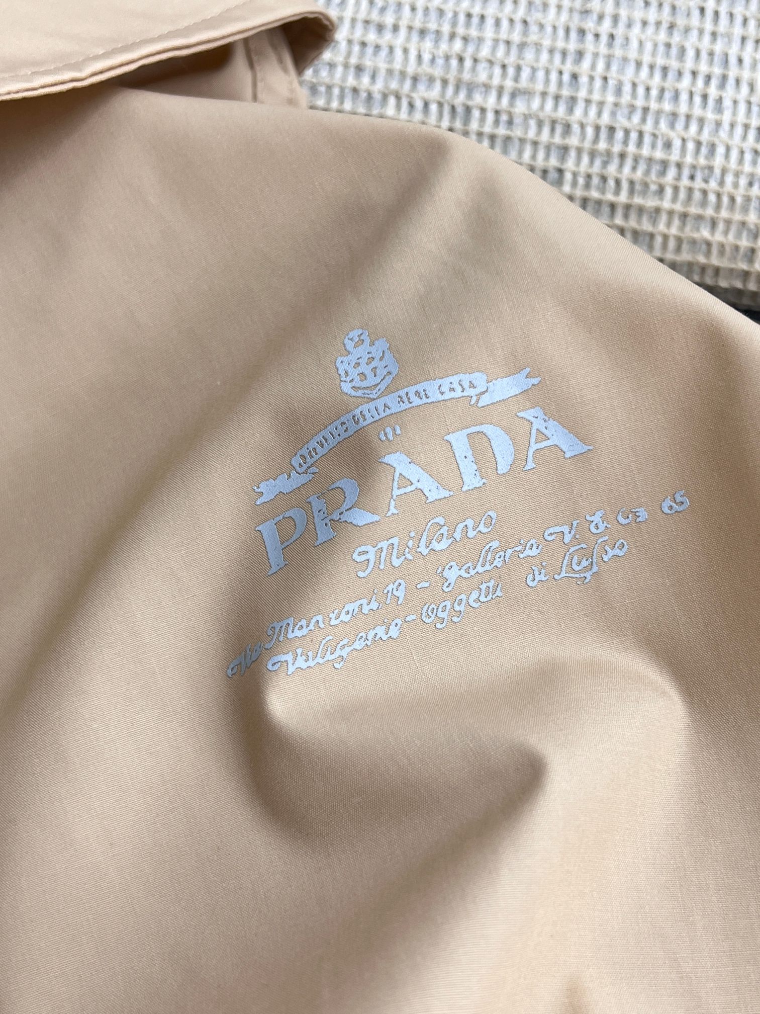 PRADA Short sleeved Zip Shirt (SC781-1480-F0216-S-OOO）