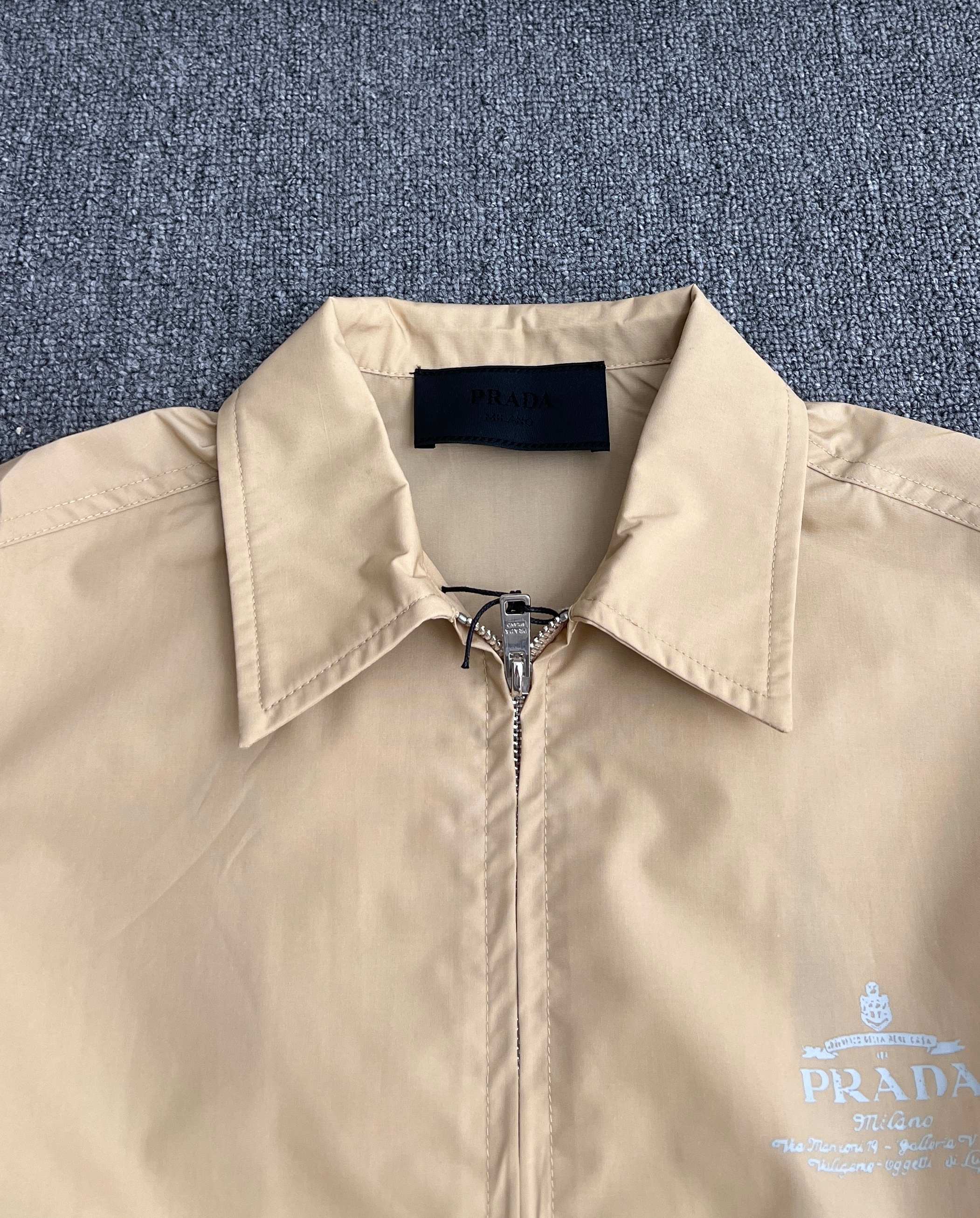 PRADA Short sleeved Zip Shirt (SC781-1480-F0216-S-OOO）