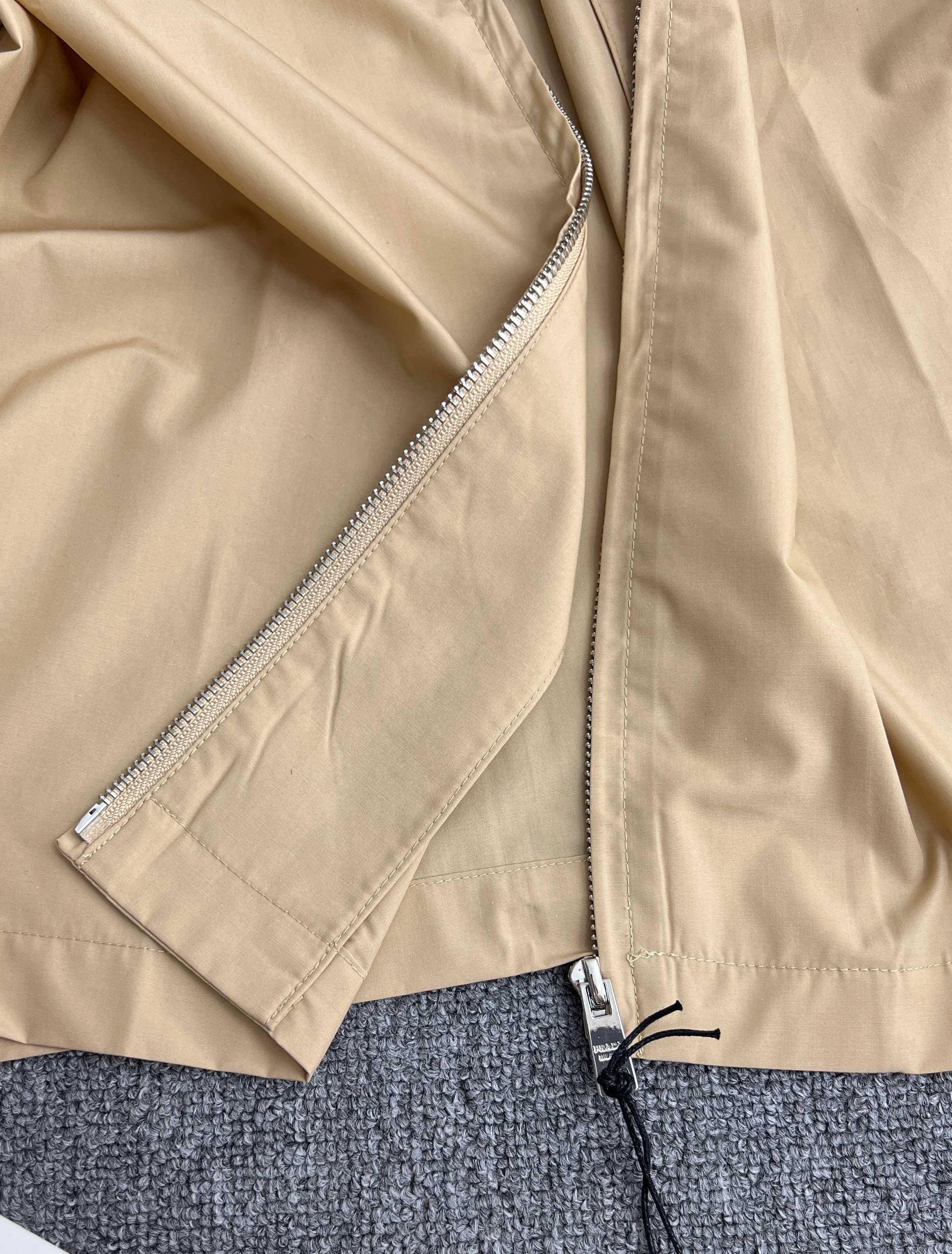 PRADA Short sleeved Zip Shirt (SC781-1480-F0216-S-OOO）