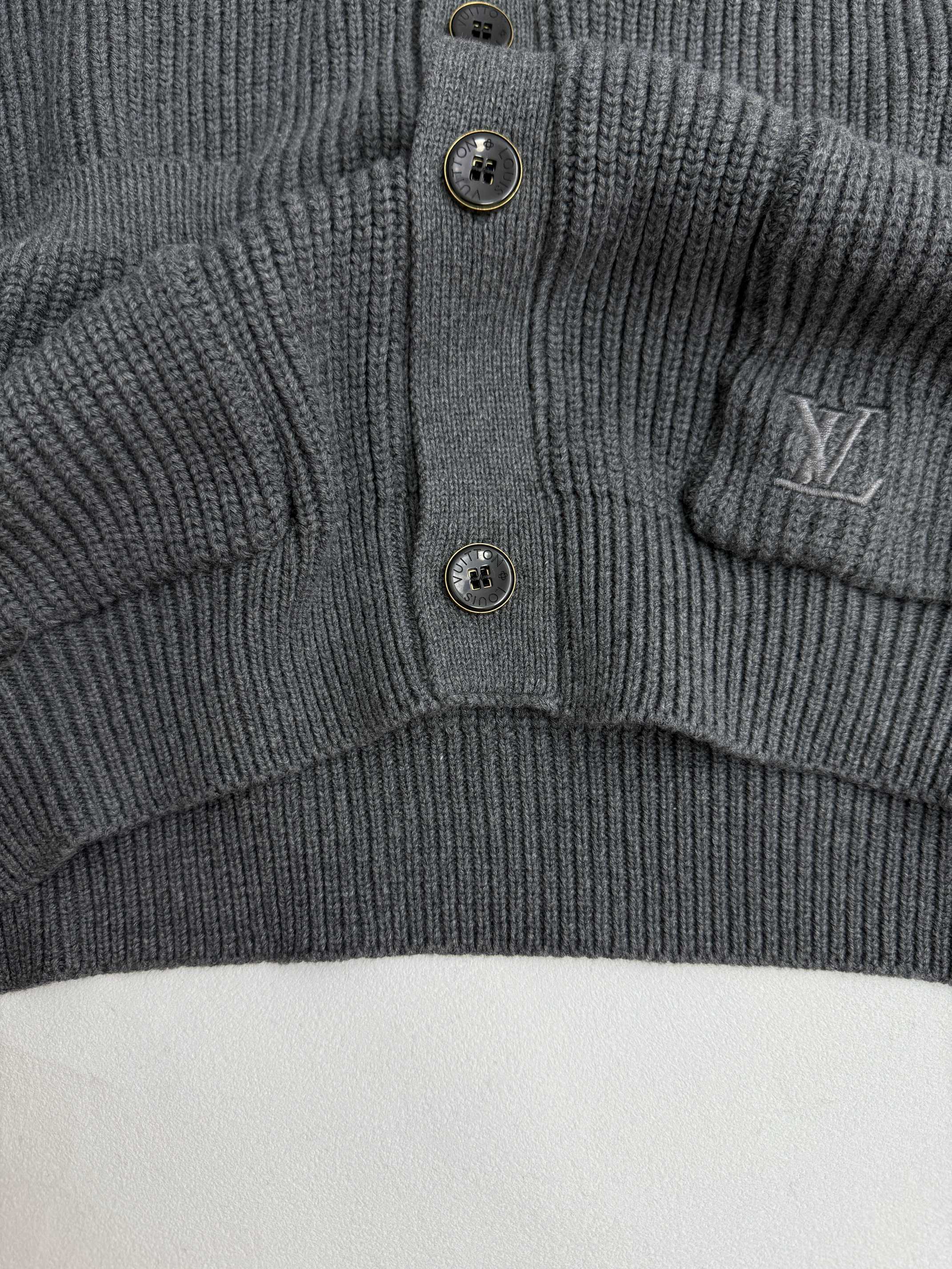 Louis Vuitton embroidered cashmere cardigan（1AIK14）