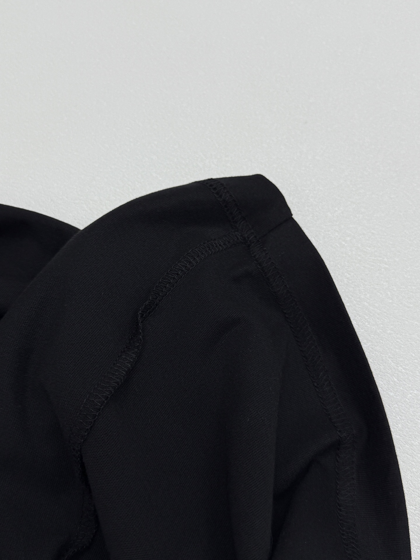 MONCLER MonDuck Logo Patch Cotton T-Shirt（L10918C0001289AYY999）