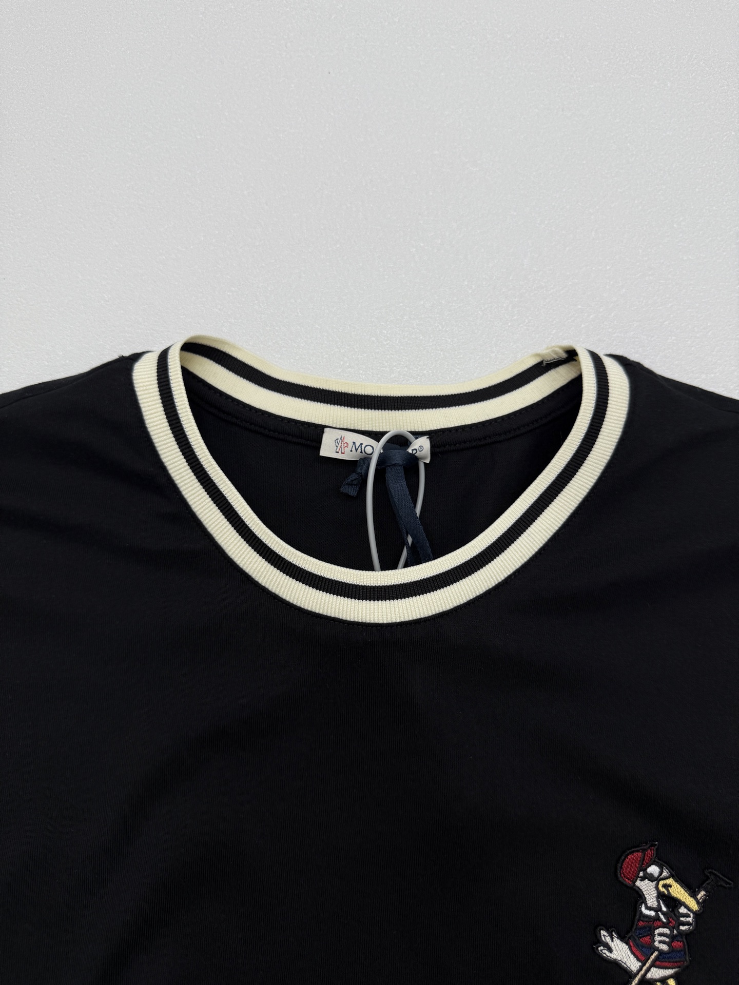 MONCLER MonDuck Logo Patch Cotton T-Shirt（L10918C0001289AYY999）