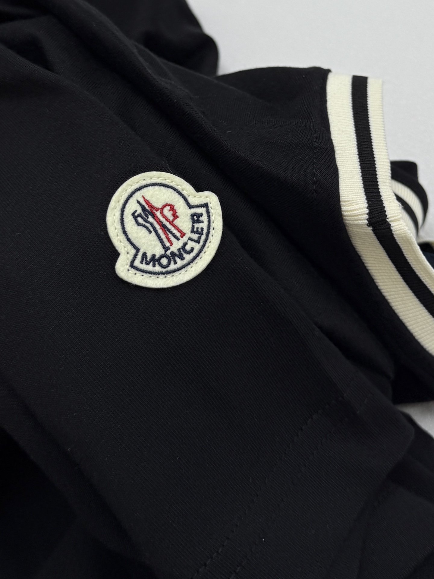 MONCLER MonDuck Logo Patch Cotton T-Shirt（L10918C0001289AYY999）