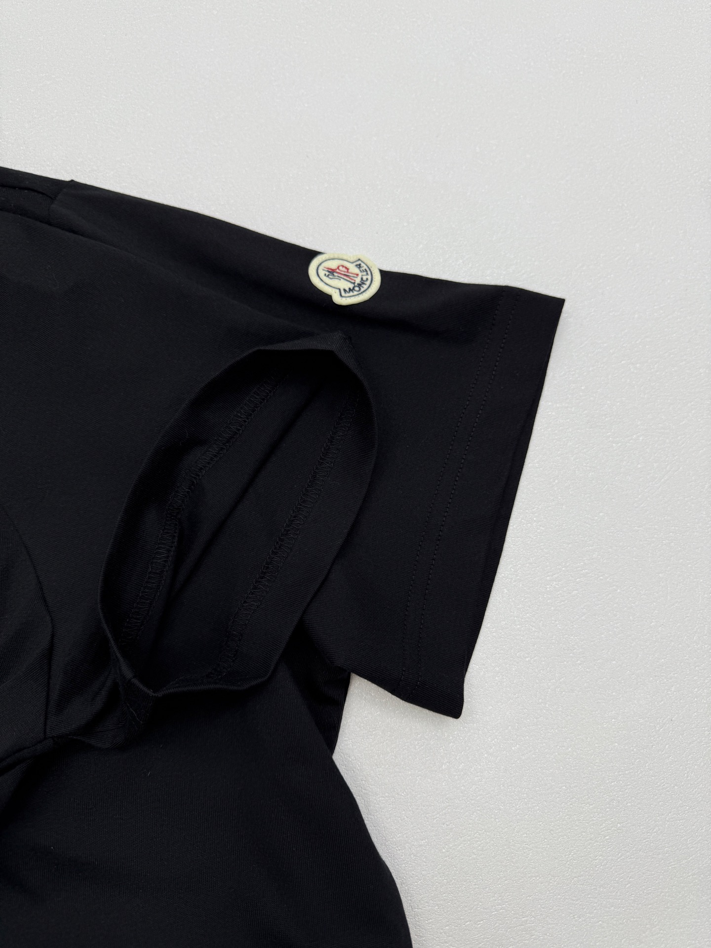 MONCLER MonDuck Logo Patch Cotton T-Shirt（L10918C0001289AYY999）