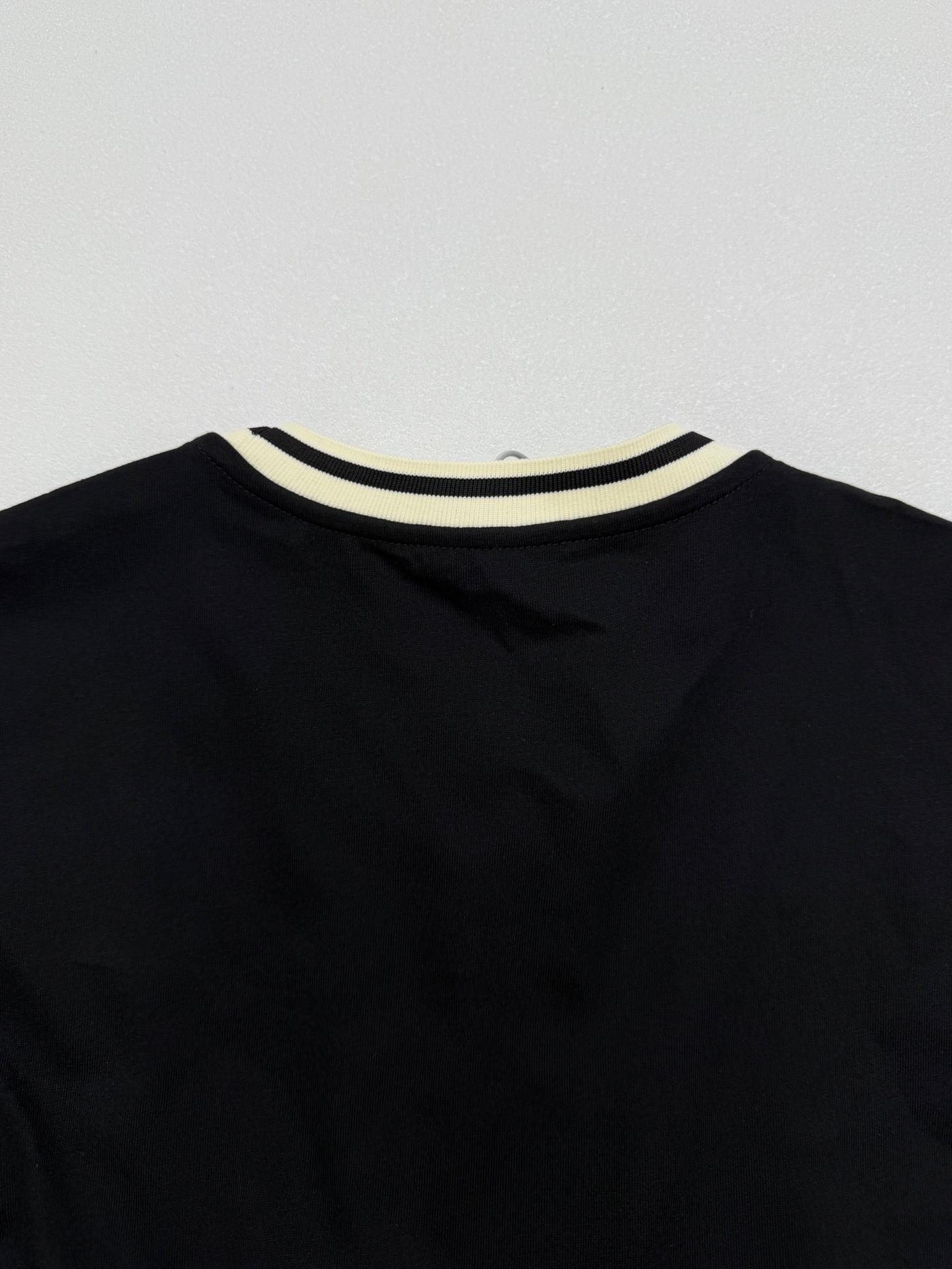 MONCLER MonDuck Logo Patch Cotton T-Shirt（L10918C0001289AYY999）