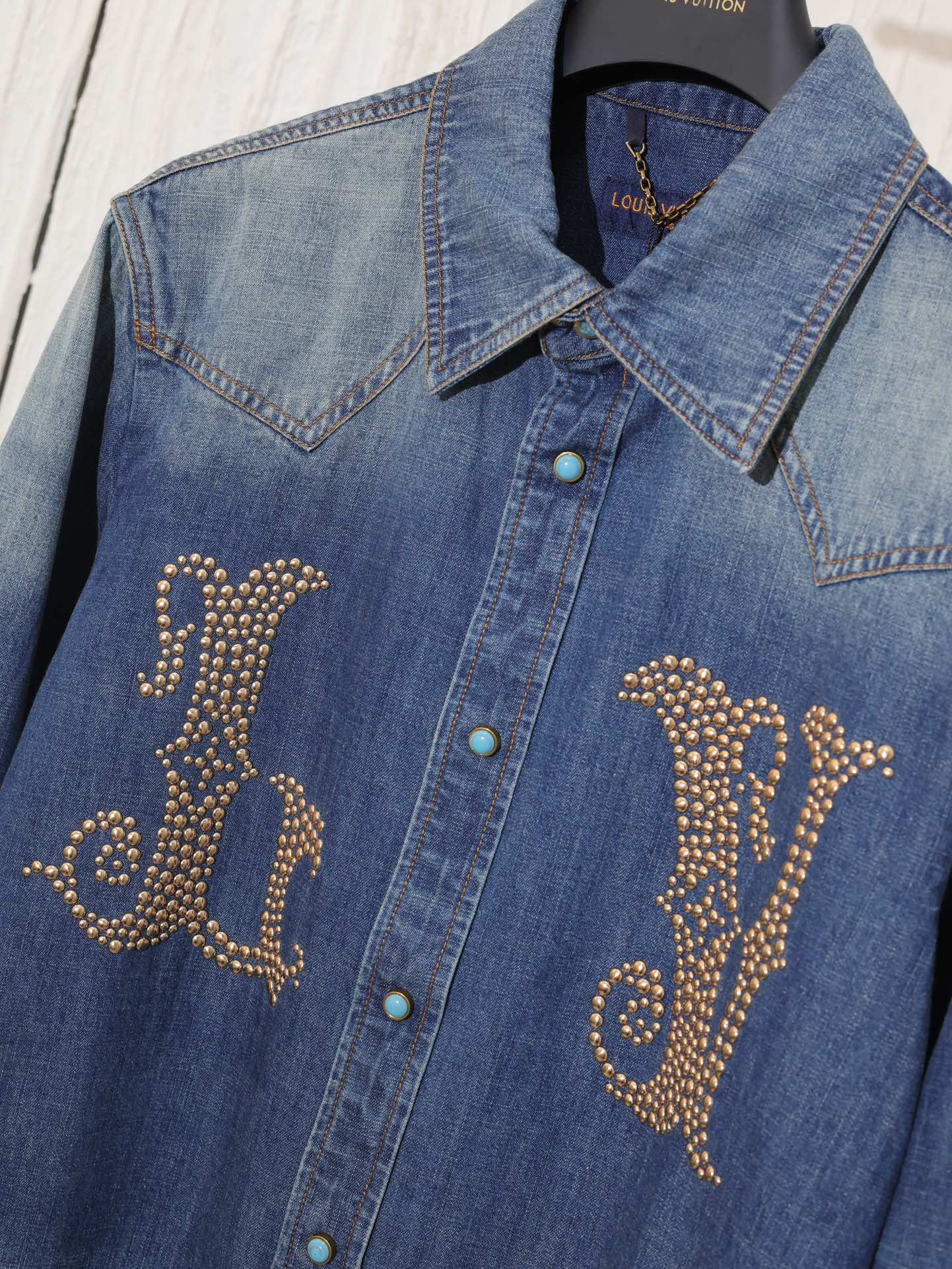 Louis Vuitton Denim Shirt with LV Mark and Studs Western (1AFXL5）