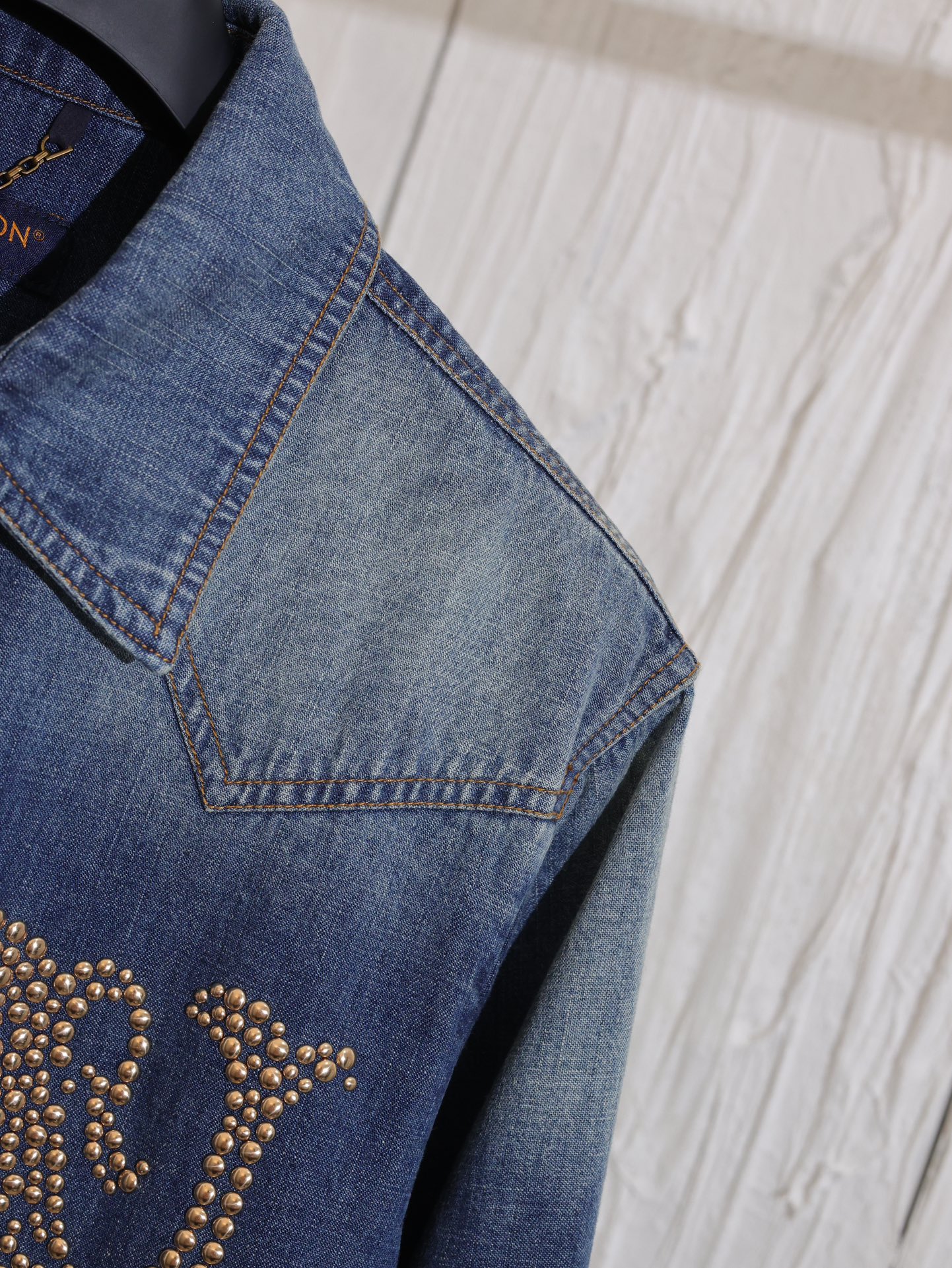 Louis Vuitton Denim Shirt with LV Mark and Studs Western (1AFXL5）