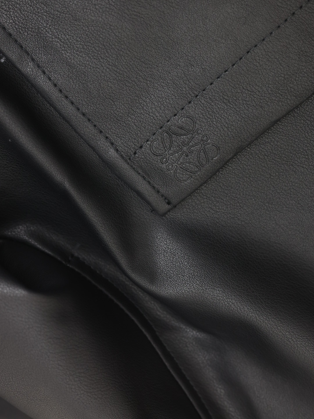 LOEWE FW24 Leather overshirt (H526Y31L29-1100）