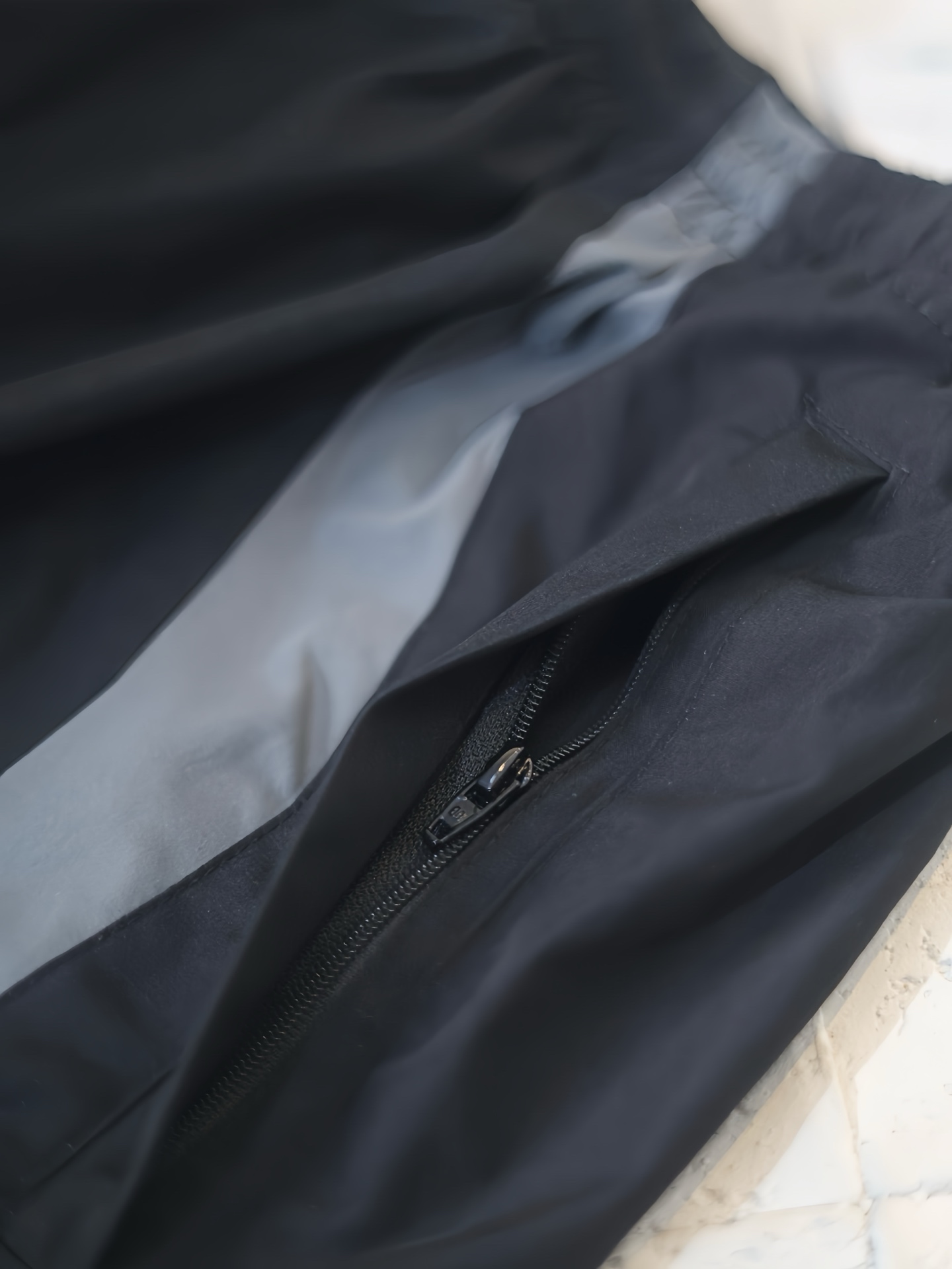 Balenciaga Men's Large Tracksuit Pants in Black/grey（814579TRO311779）