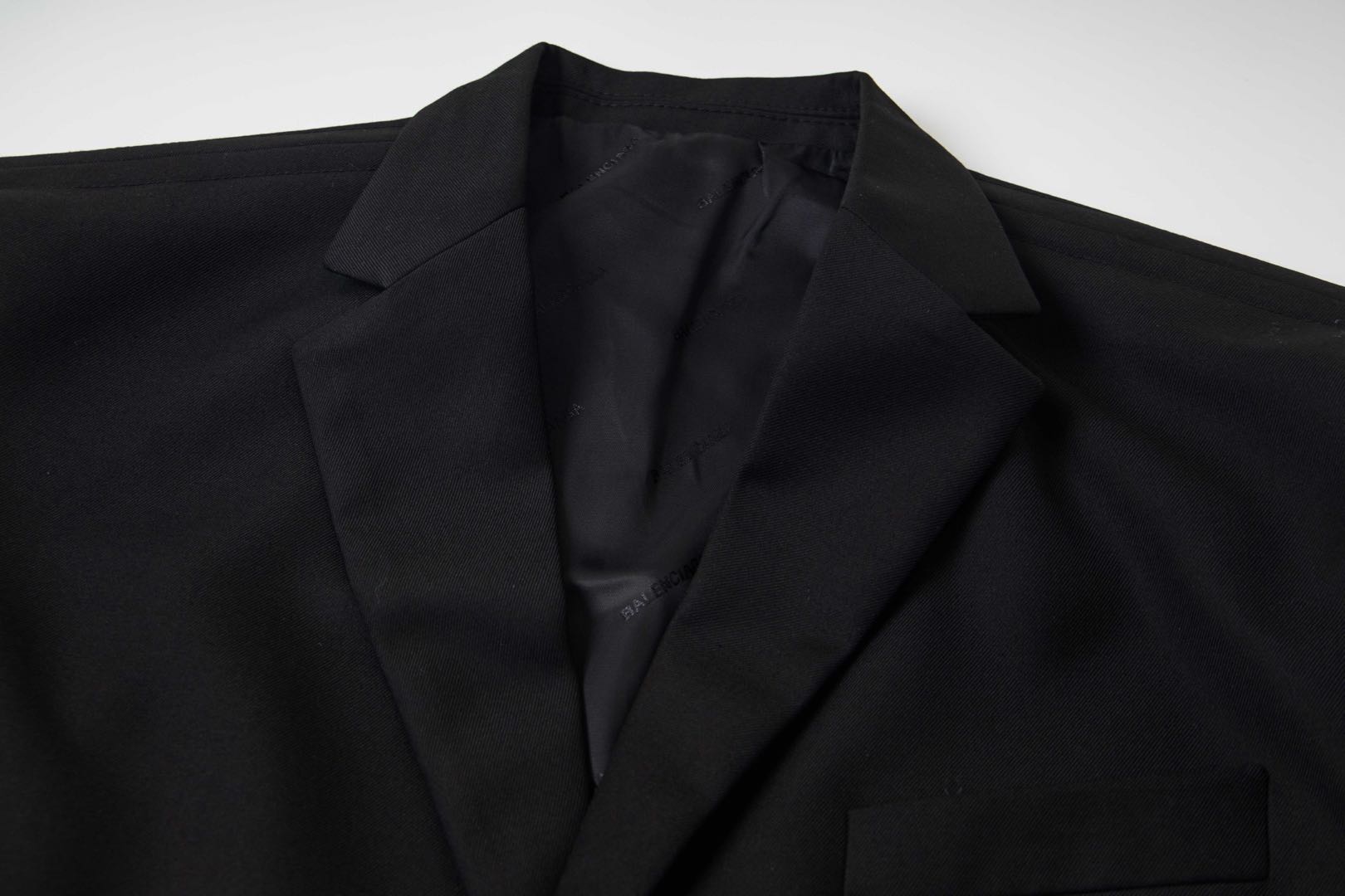 Balenciaga Men's Washed Jacket in Black（674430TJO251000）