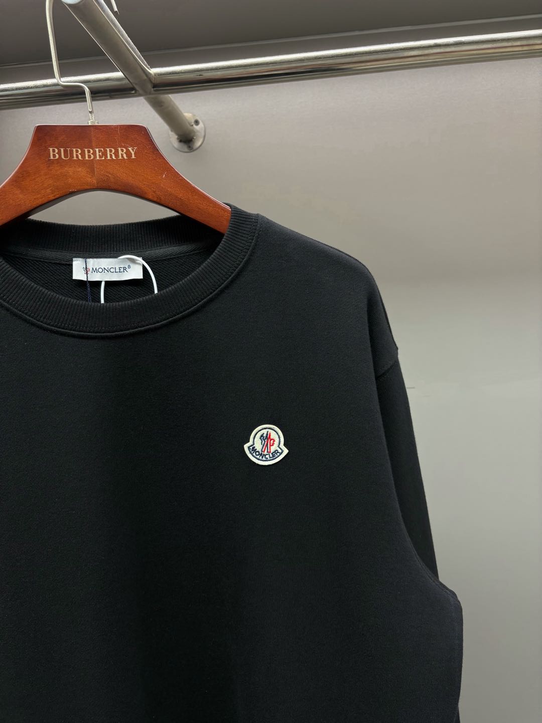 Moncler logo-patch sweatshirt（L10918G00051809KR）