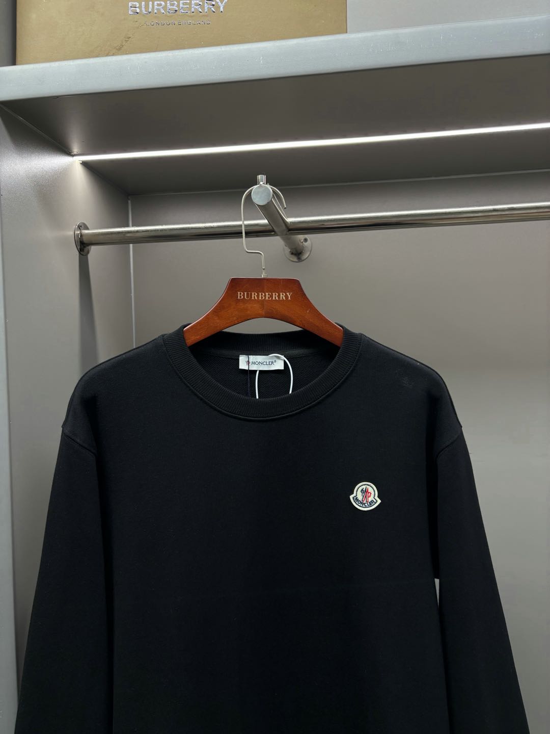 Moncler logo-patch sweatshirt（L10918G00051809KR）