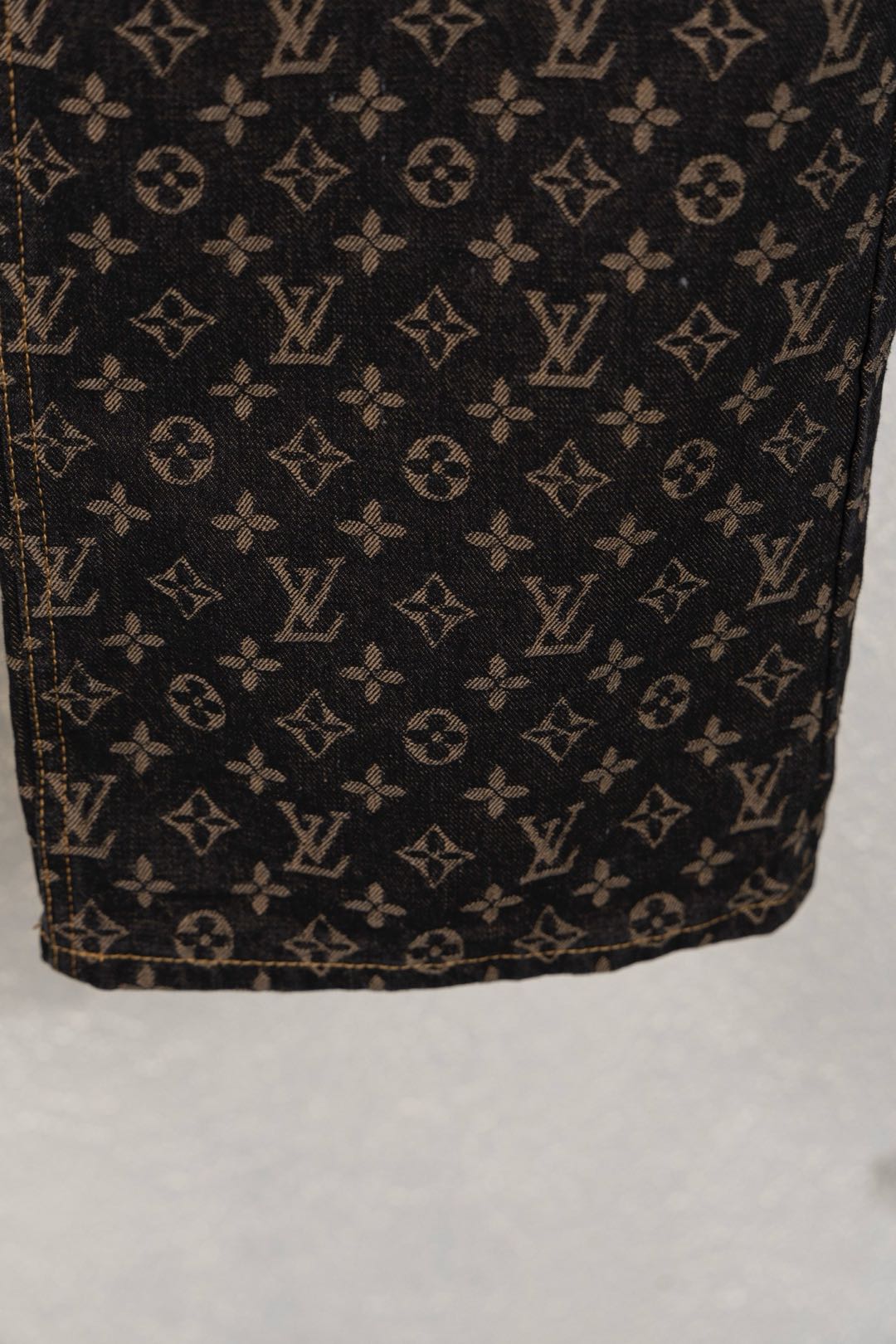 Louis Vuitton Monogram Straight-Cut Jeans（1AIBEO）