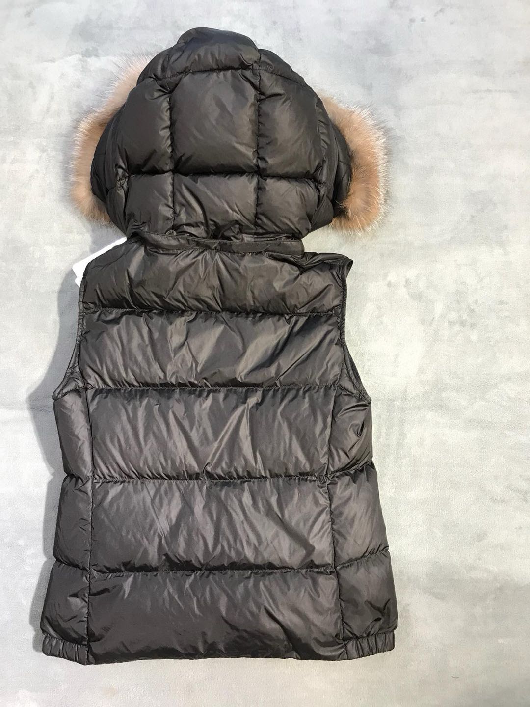 MONCLER Women's Fur Patch Down Vest（0931A51M0254155999）