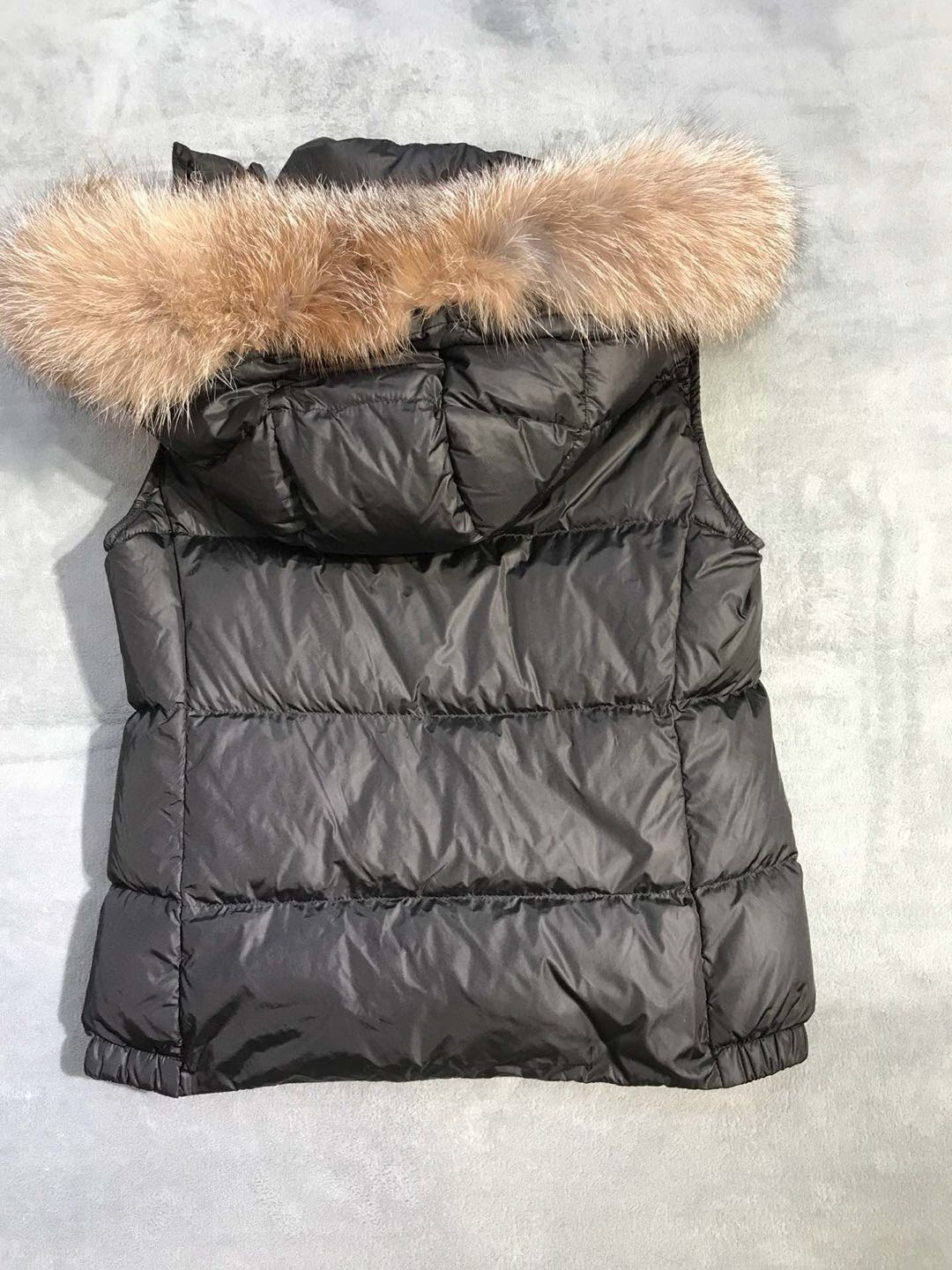 MONCLER Women's Fur Patch Down Vest（0931A51M0254155999）