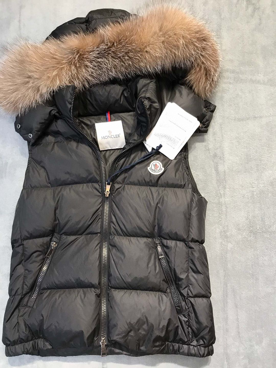 MONCLER Women's Fur Patch Down Vest（0931A51M0254155999）
