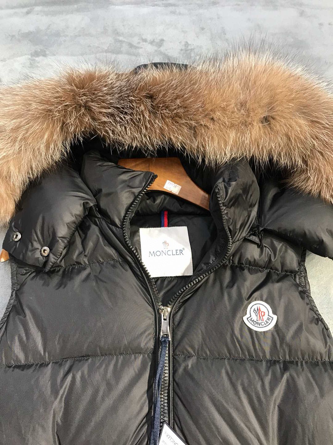 MONCLER Women's Fur Patch Down Vest（0931A51M0254155999）