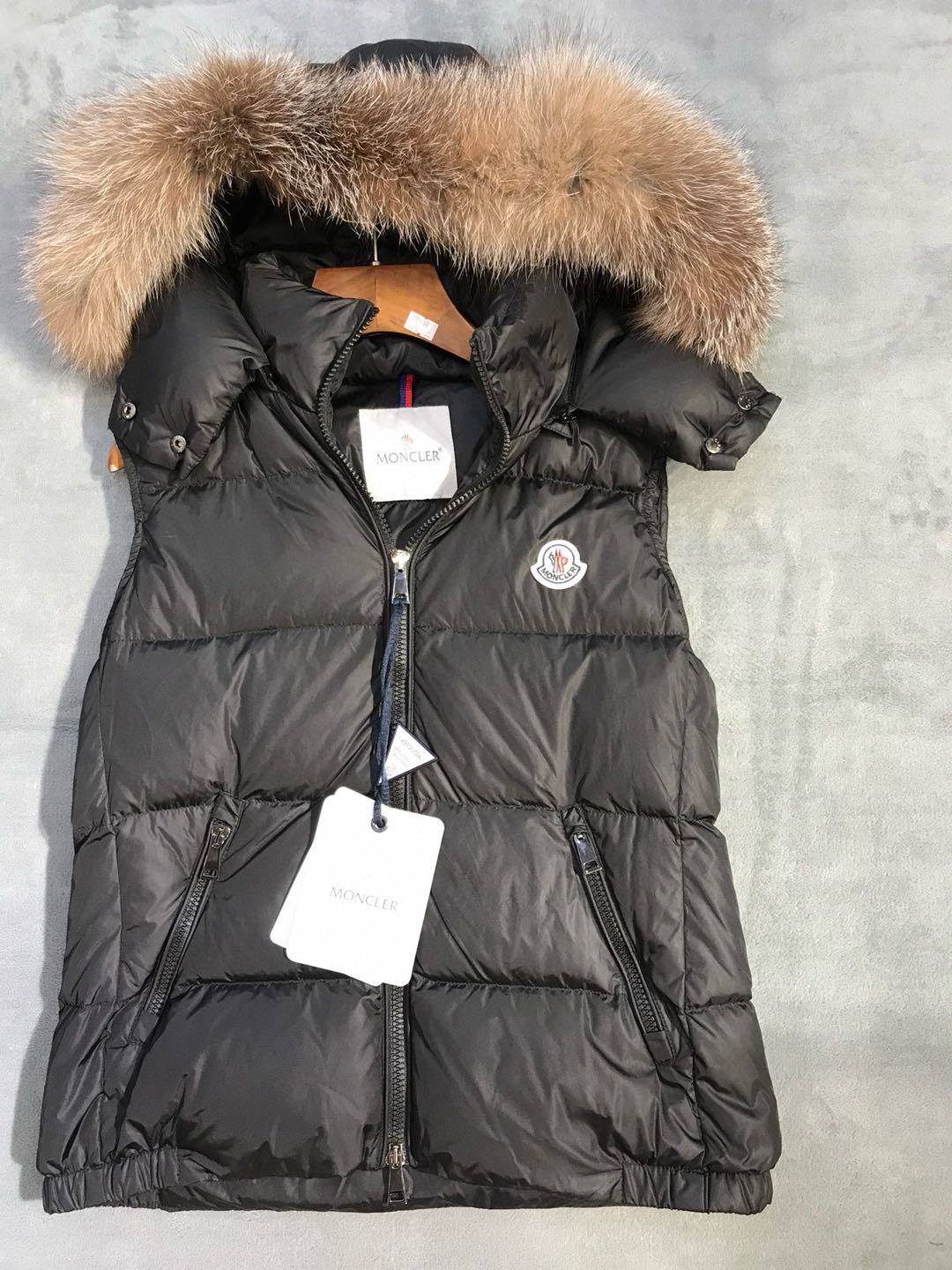 MONCLER Women's Fur Patch Down Vest（0931A51M0254155999）