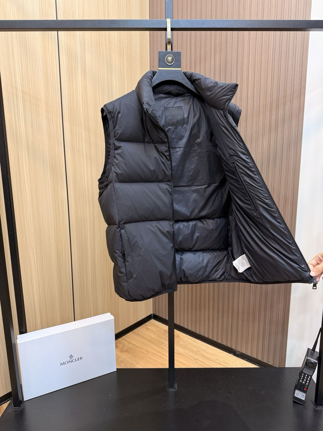 MONCLER ALMAZ down vest nylon zipper with logo patch（1A000775396LP97）