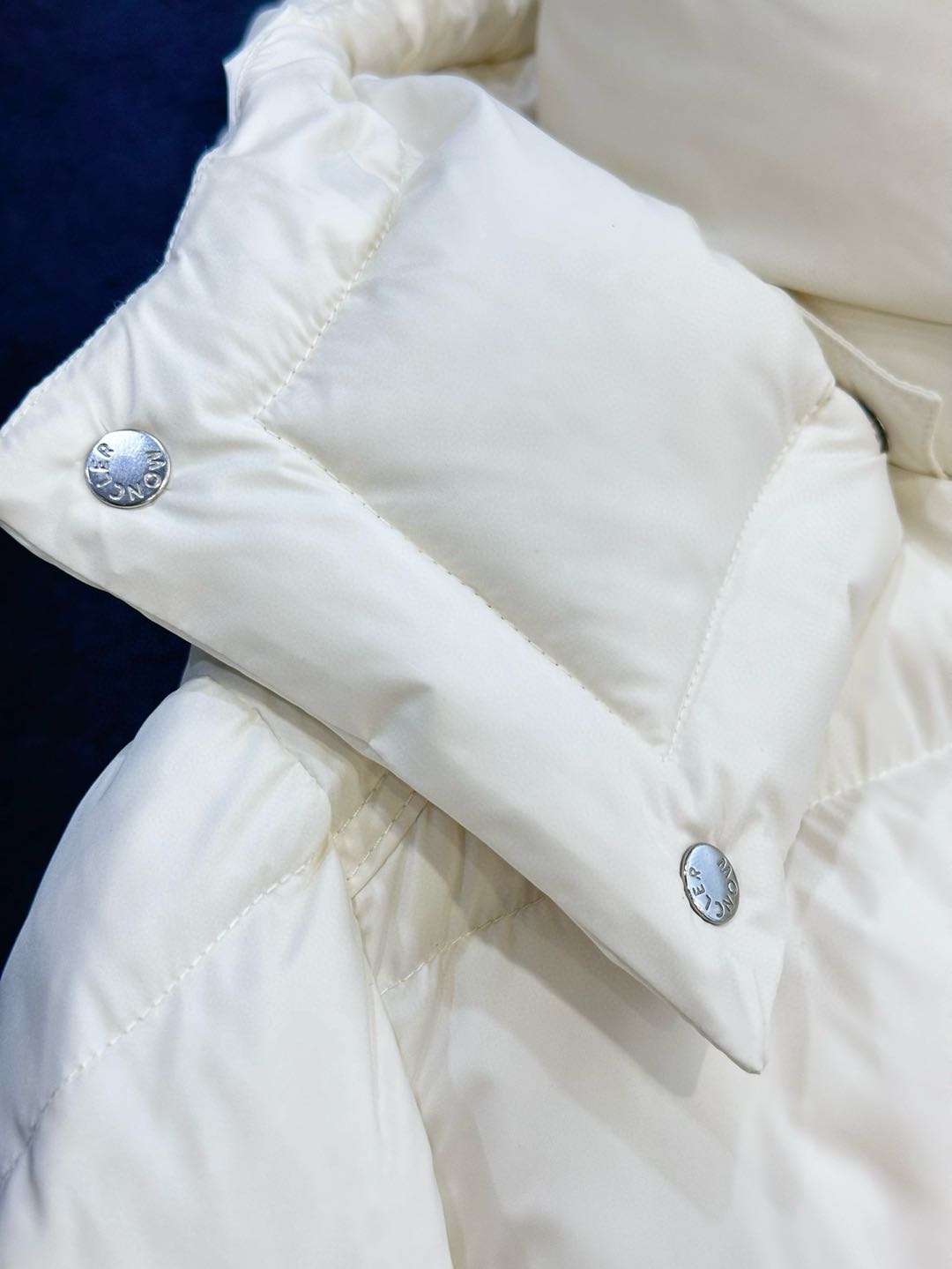 Moncler Short Down Jacket 'maya 70'（1A0016954A81230）